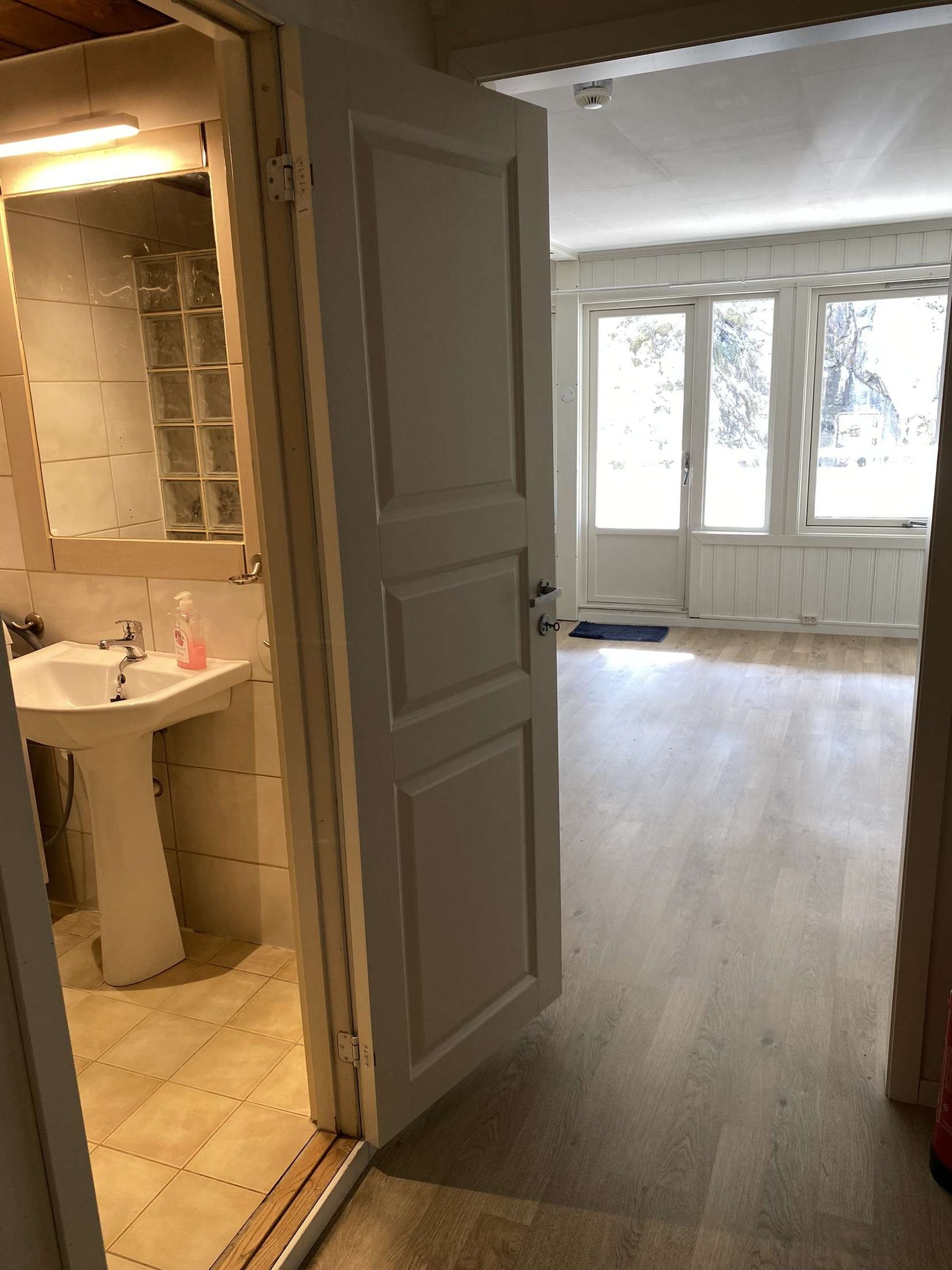 Fra gang inn til stue og bad Galleribilde