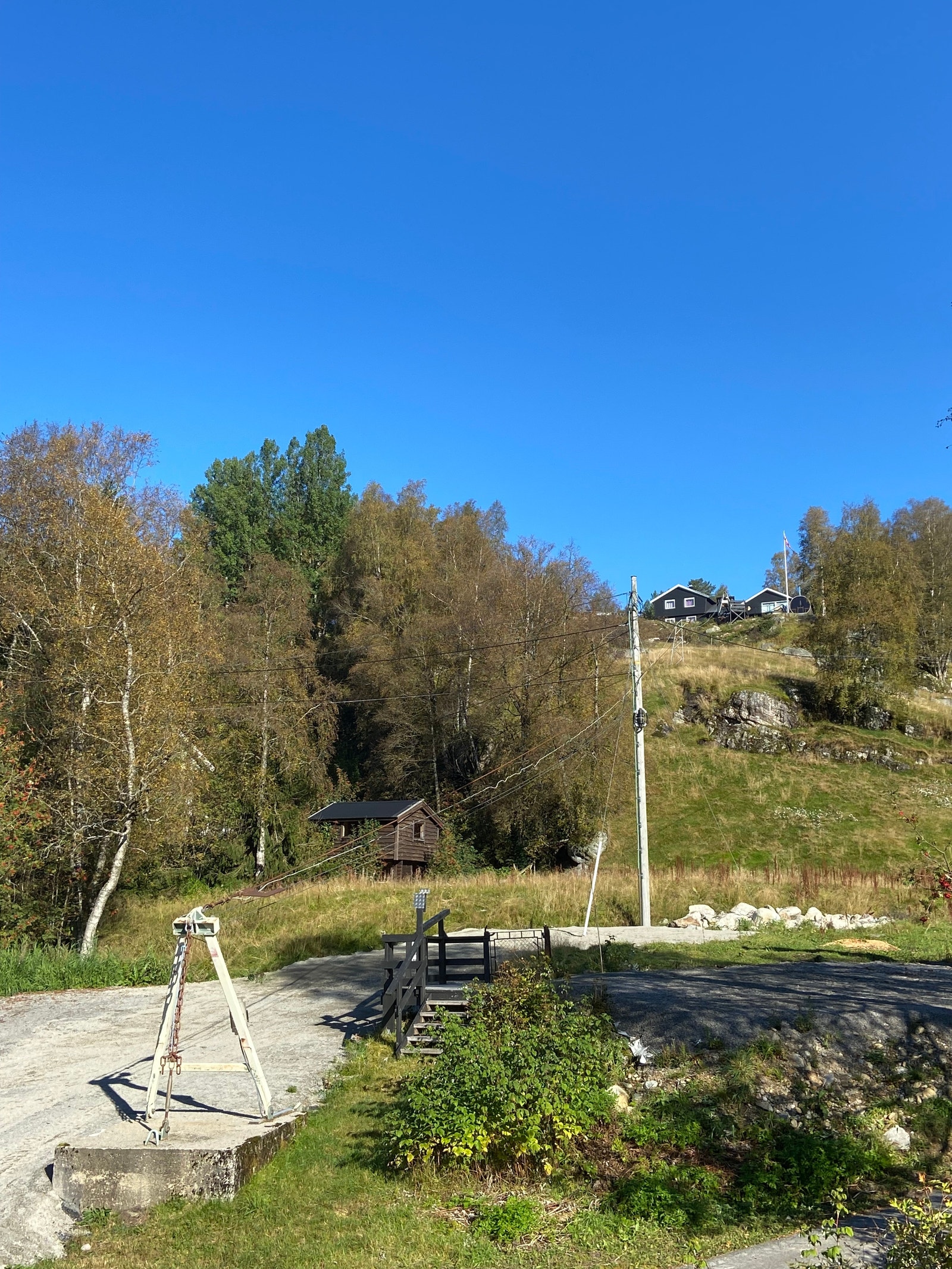 Parkering, vareheis og hytta Galleribilde