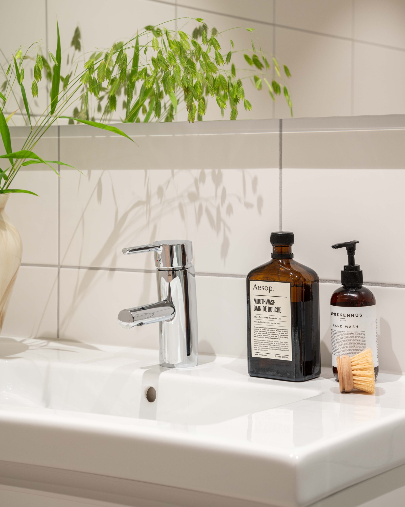 Lekkert og delikat bad med opplegg til vaskemaskin Galleribilde