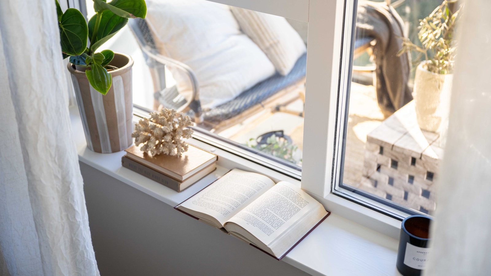 Gode vinduskarmer, her fra soverom mot balkongen utenfor. Galleribilde