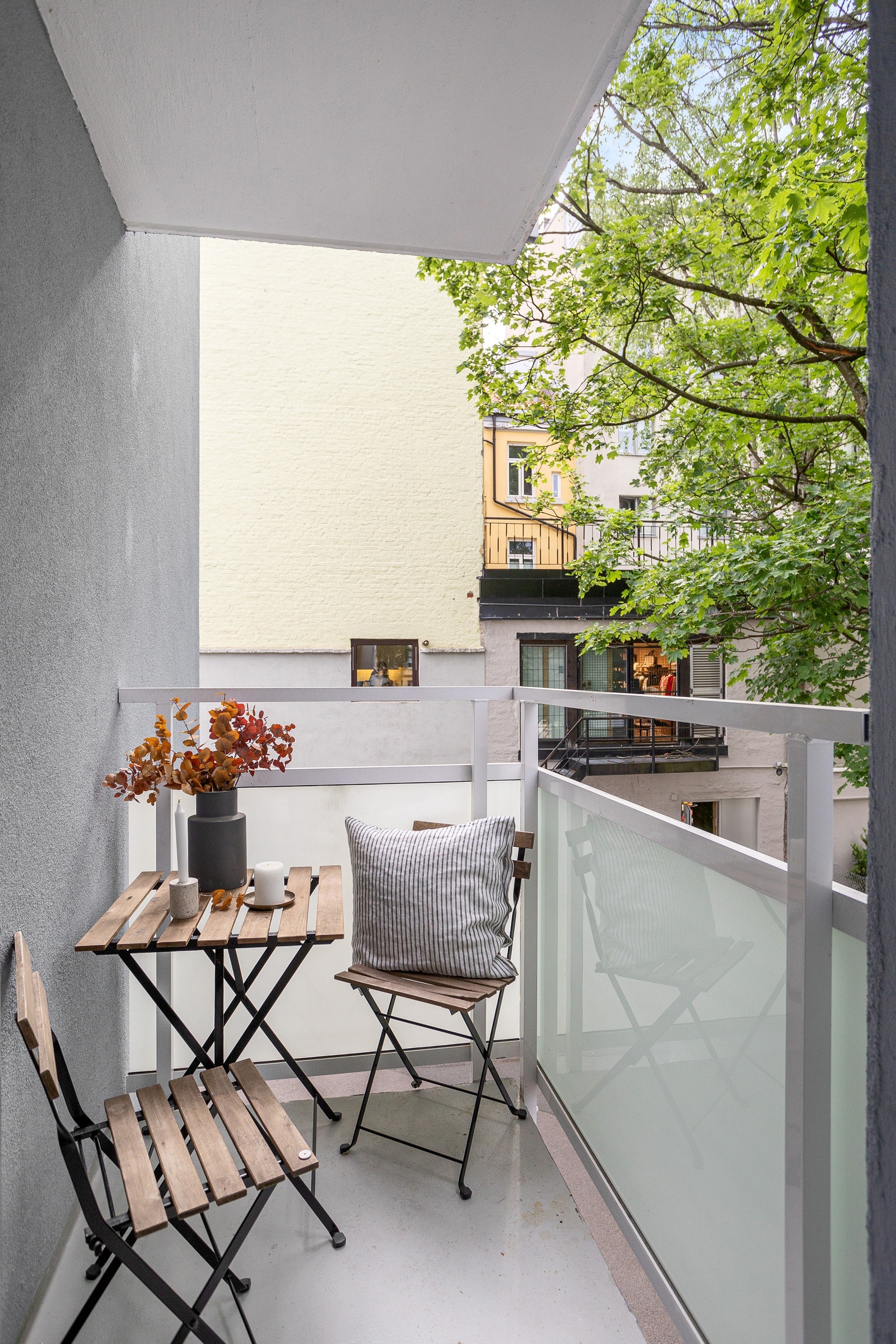 Balkongen er overbygd og vender mot bakgård. Galleribilde