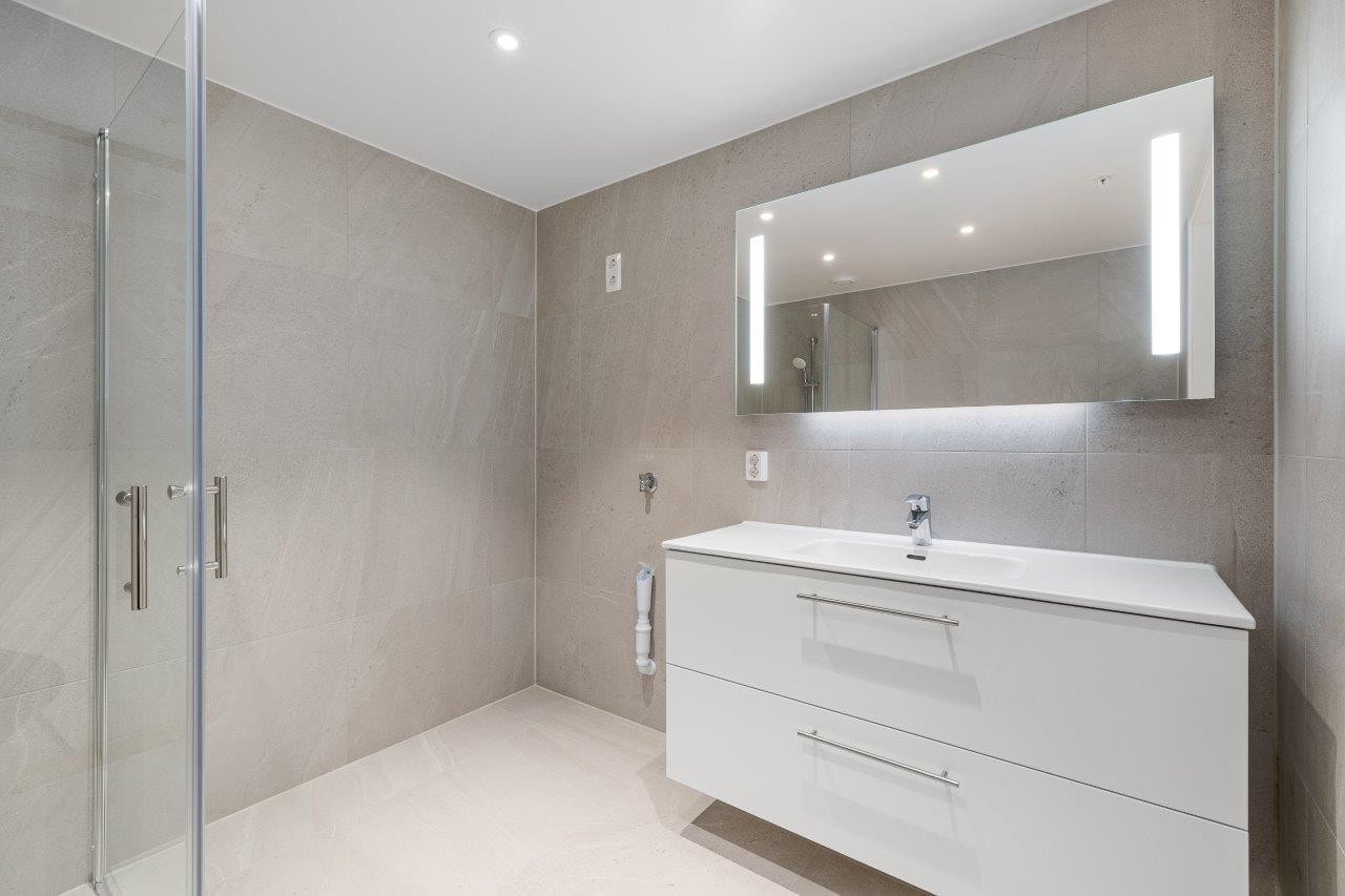 Innredninger fra kvalitetsleverandøren Foss, og speil med integrert lyssetting Galleribilde