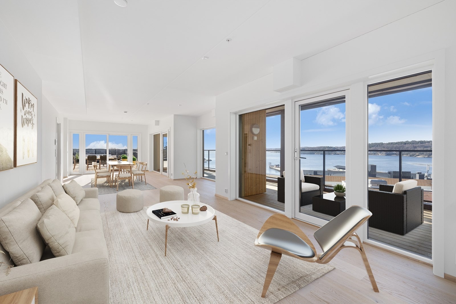 Store vindusflater gir godt med dagslys Galleribilde