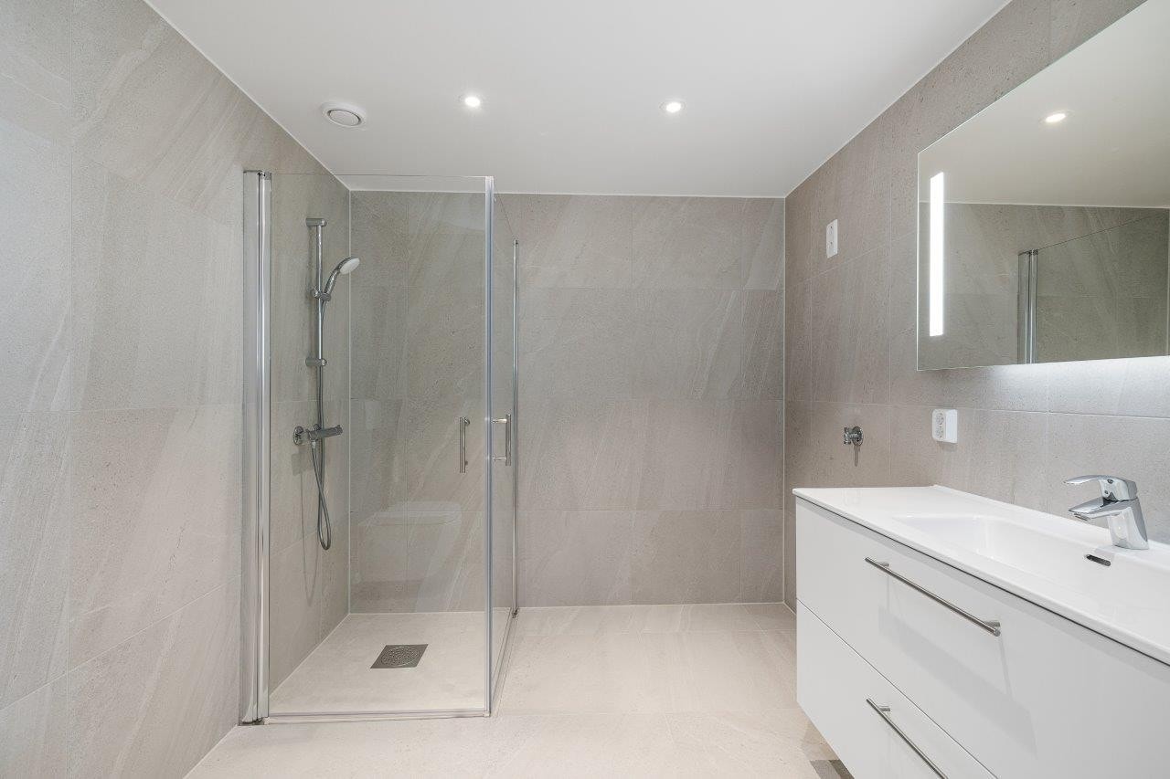 To hovedbad, i tillegg et mindre wc/bad i tilknytning til hovedsoverom med walk-in Galleribilde