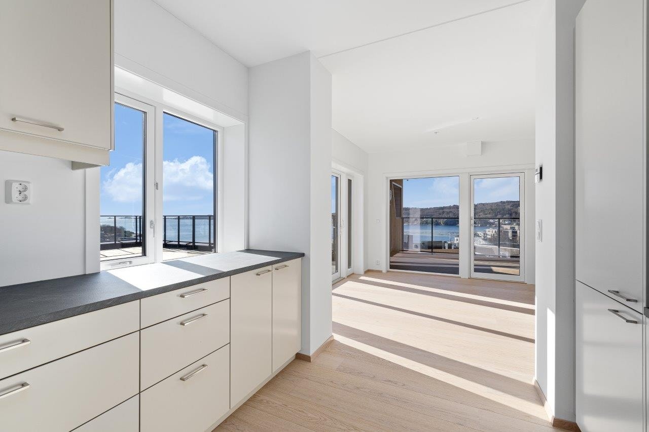 Fra dette kjøkkenet har du god kontakt med både stuen og takterrassen Galleribilde