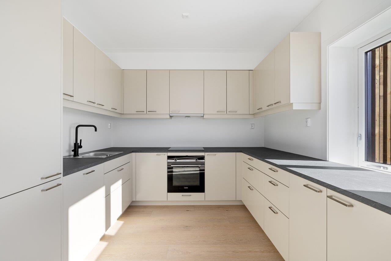 Hvitevarer integrert og god skap- og benkeplass Galleribilde