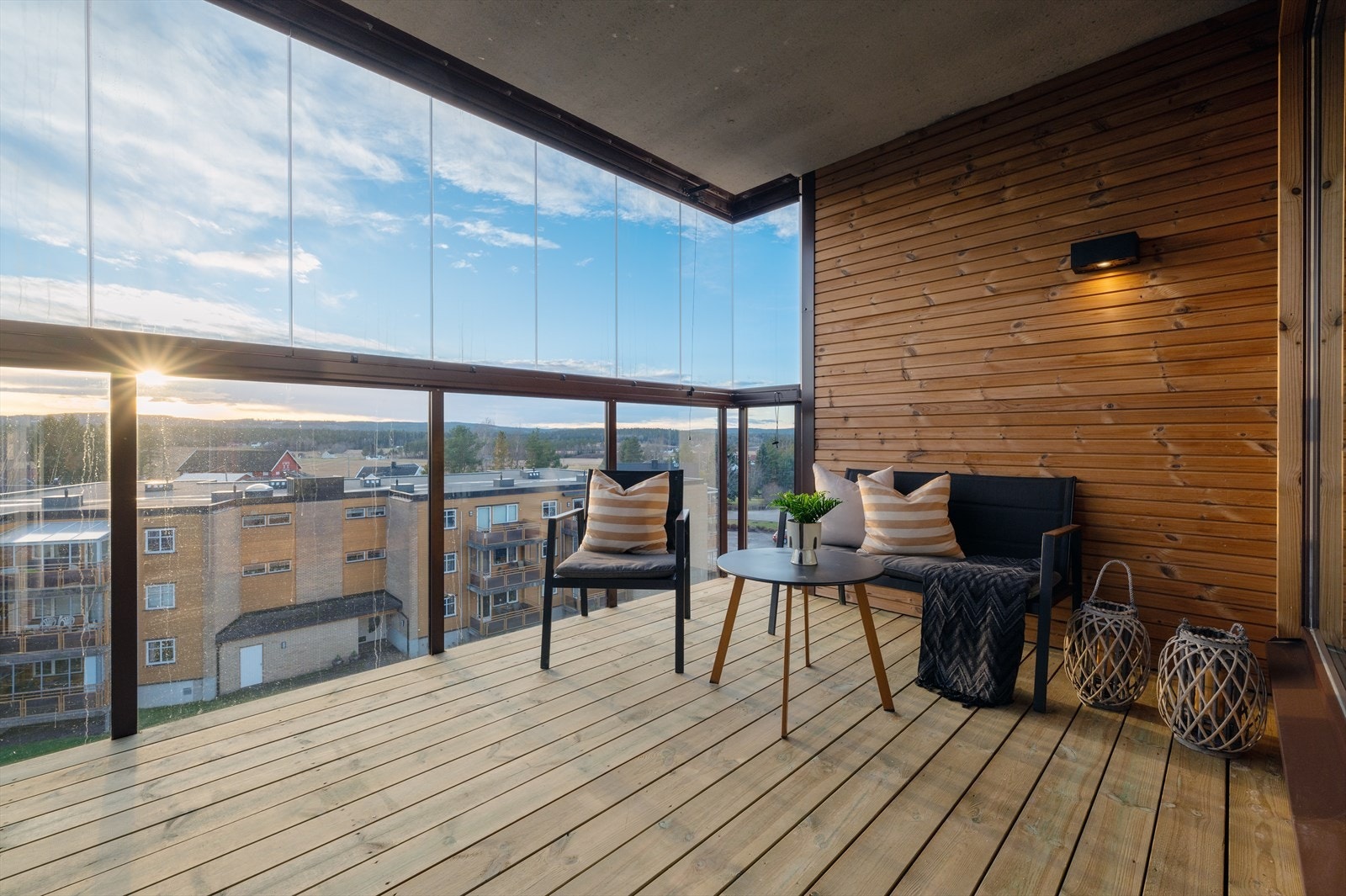 Flere av leilighetene har innglasset terrasse som gir bruksmuligheter også i ruskevær Galleribilde