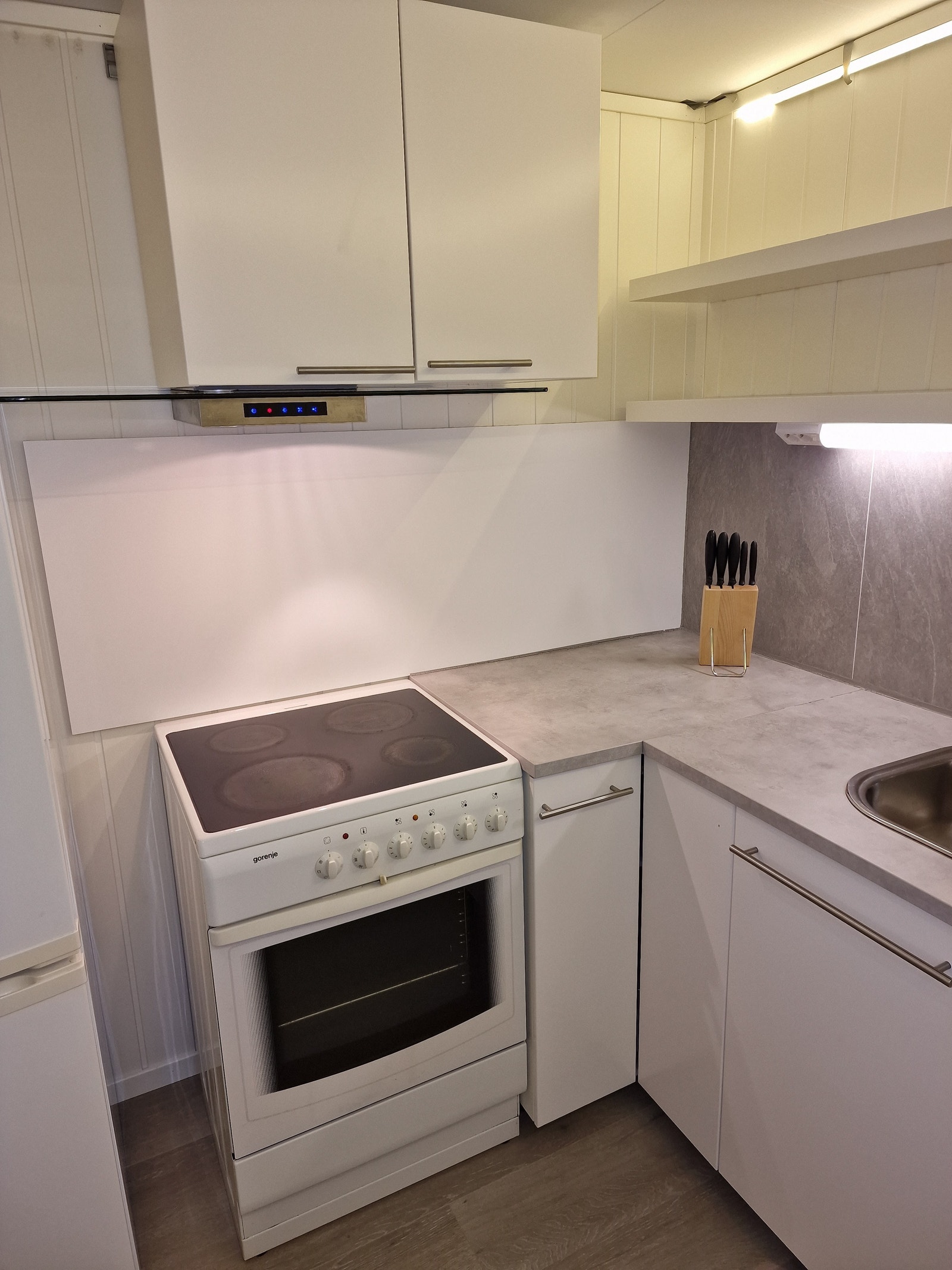 Kjøkkendel, komfyr følger med hybelen. Galleribilde