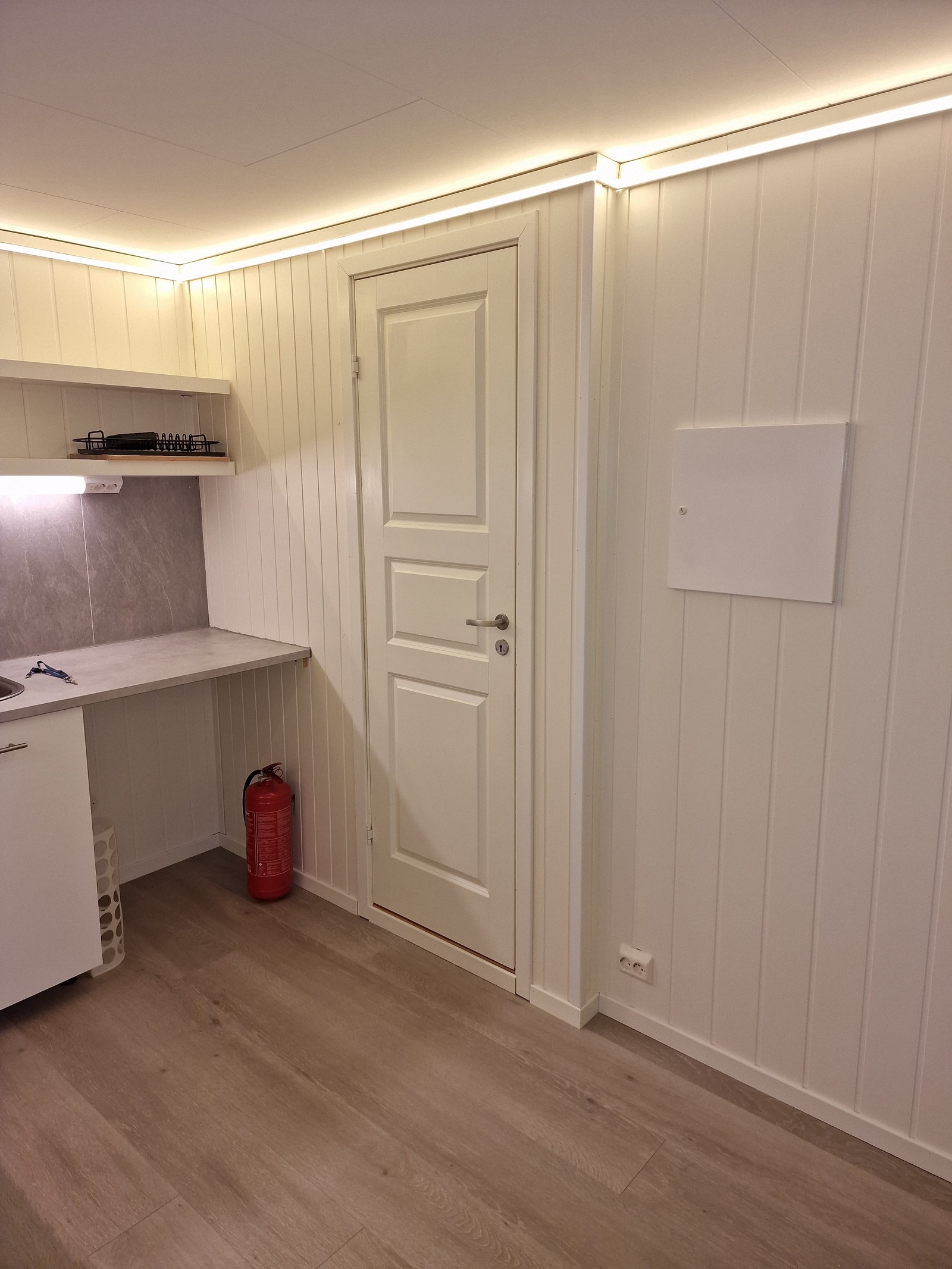 Dør inn til bad. Sikringsskap på vegg. Galleribilde