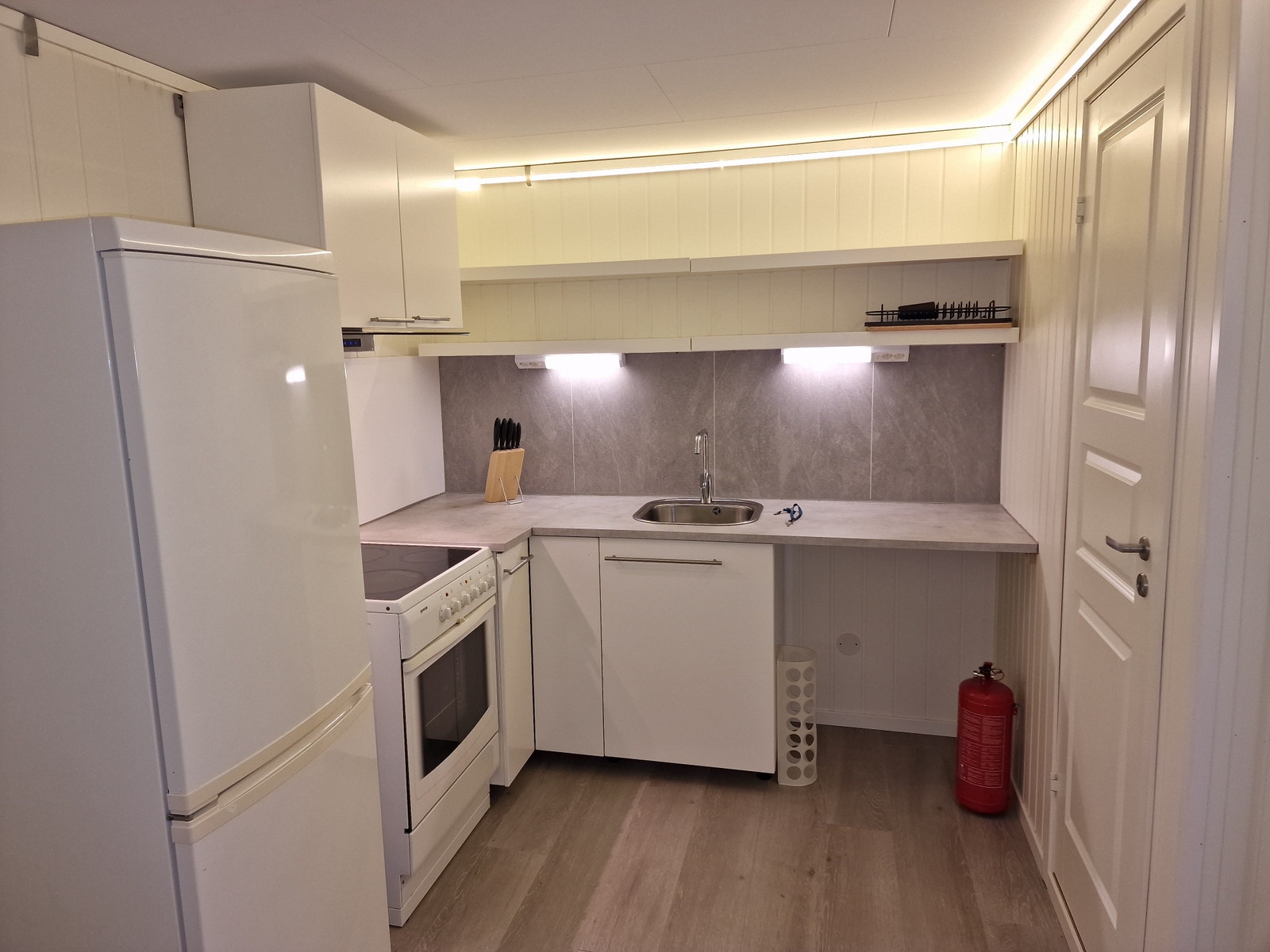 Kjøl og fryseskap følger med hybelen. Galleribilde