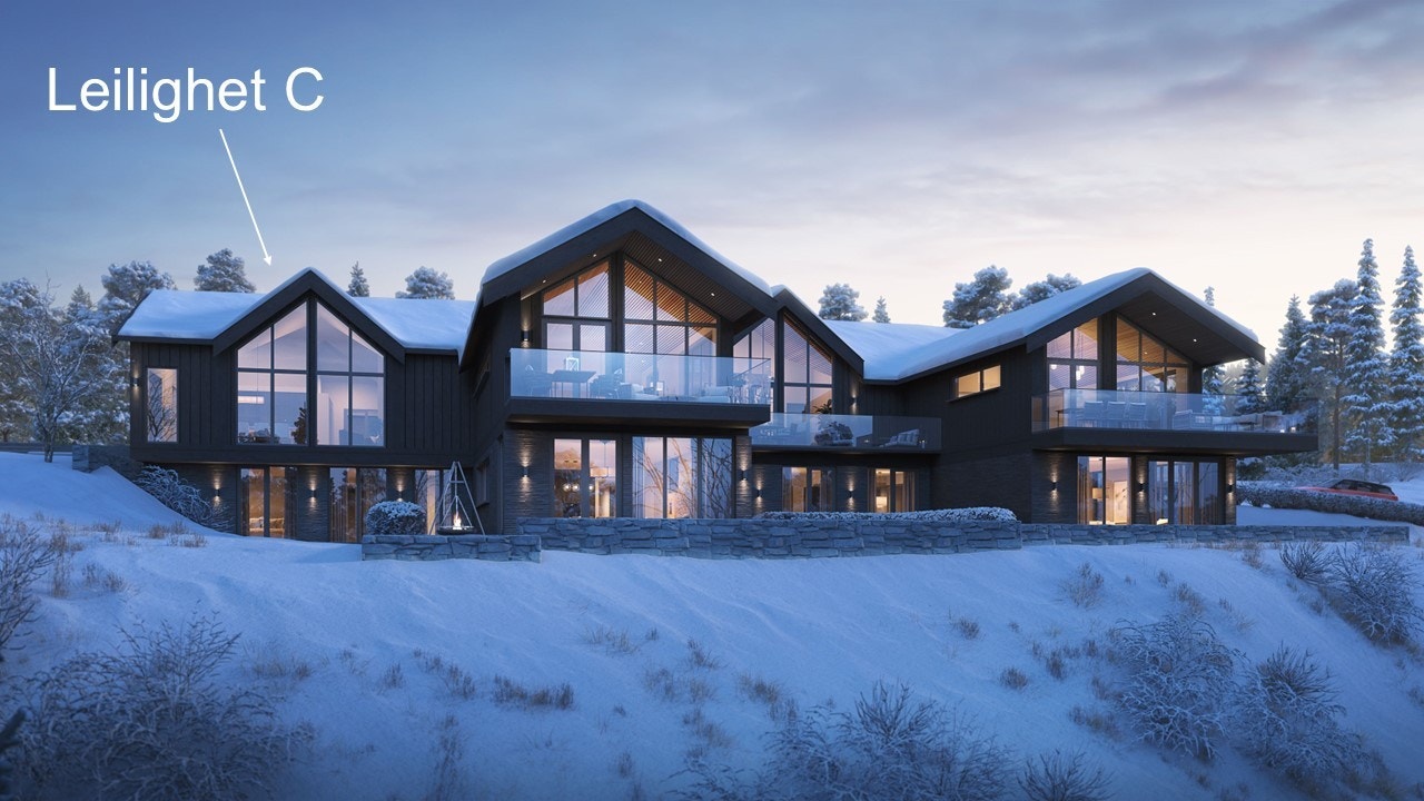 Bygget er over to etasjeplan, og det er heisadkomst til 2. etasje. Bebyggelsen ligger på en stor, romslig og frodig tomt som grenser til friområde med turstier, skiløyper og sykkelstier rett utenfor inngangsdøren. Illustrasjonsfoto. Galleribilde