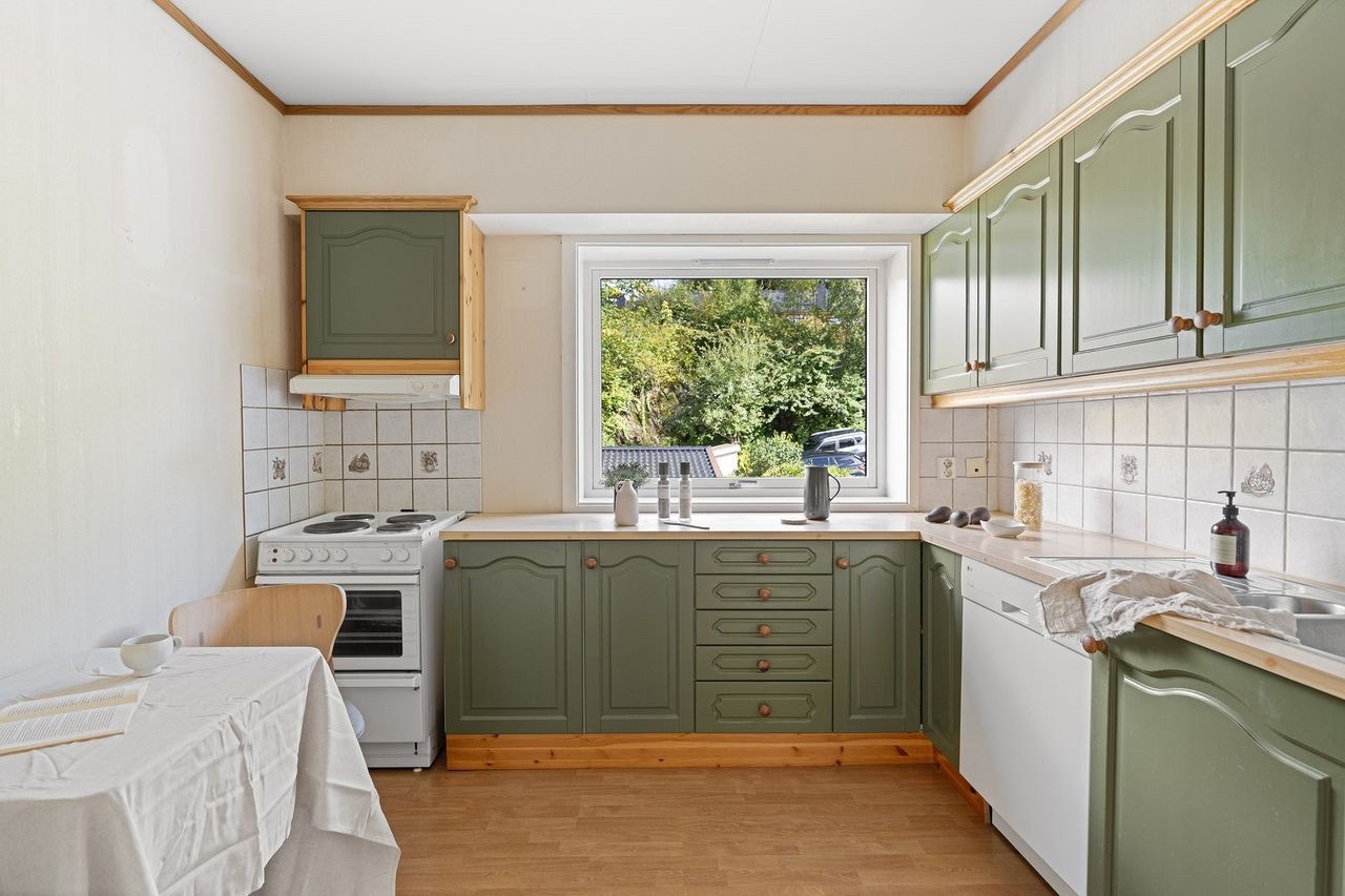 Kjøkken m/ steikeovn, oppvaskemaskin og kjøleskap/frys Galleribilde