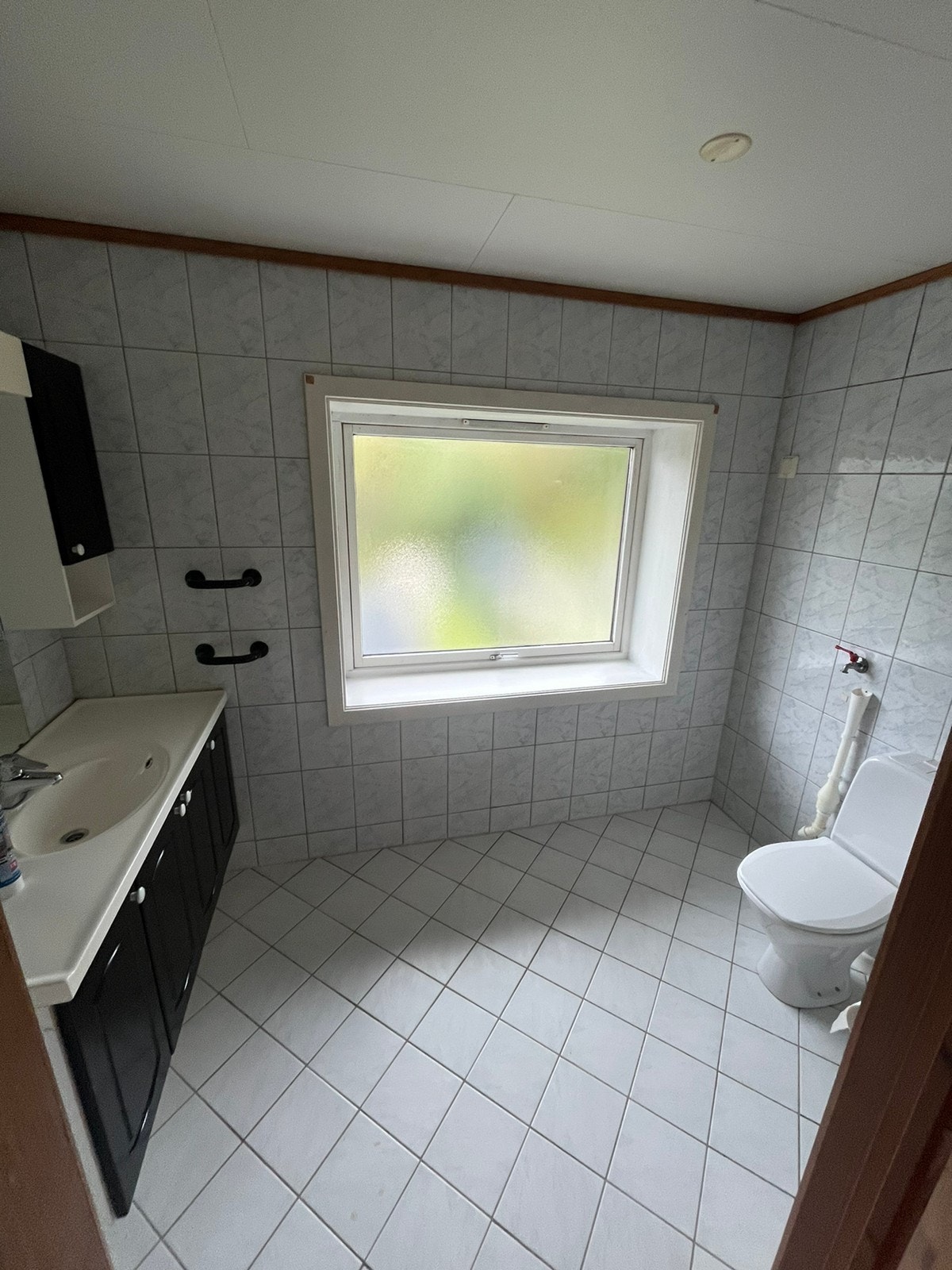 Stort bad m/ toalett og dusj Galleribilde