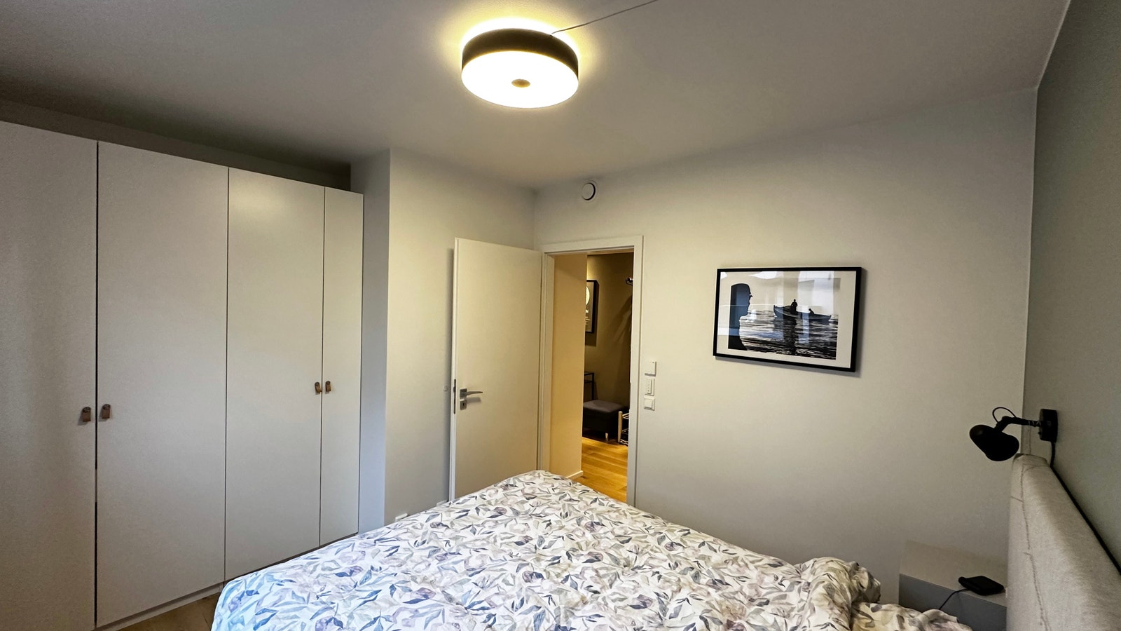 Hovedsoverom med dobbeltseng og rikelig med skapplass. Galleribilde