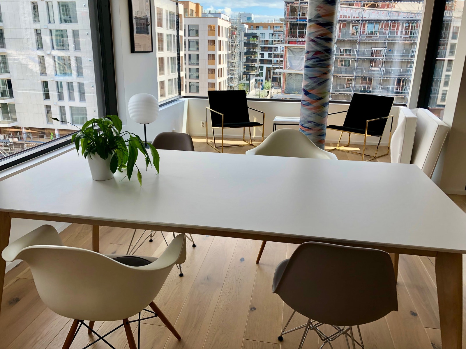 Spisebord og Eames-stoler. Galleribilde