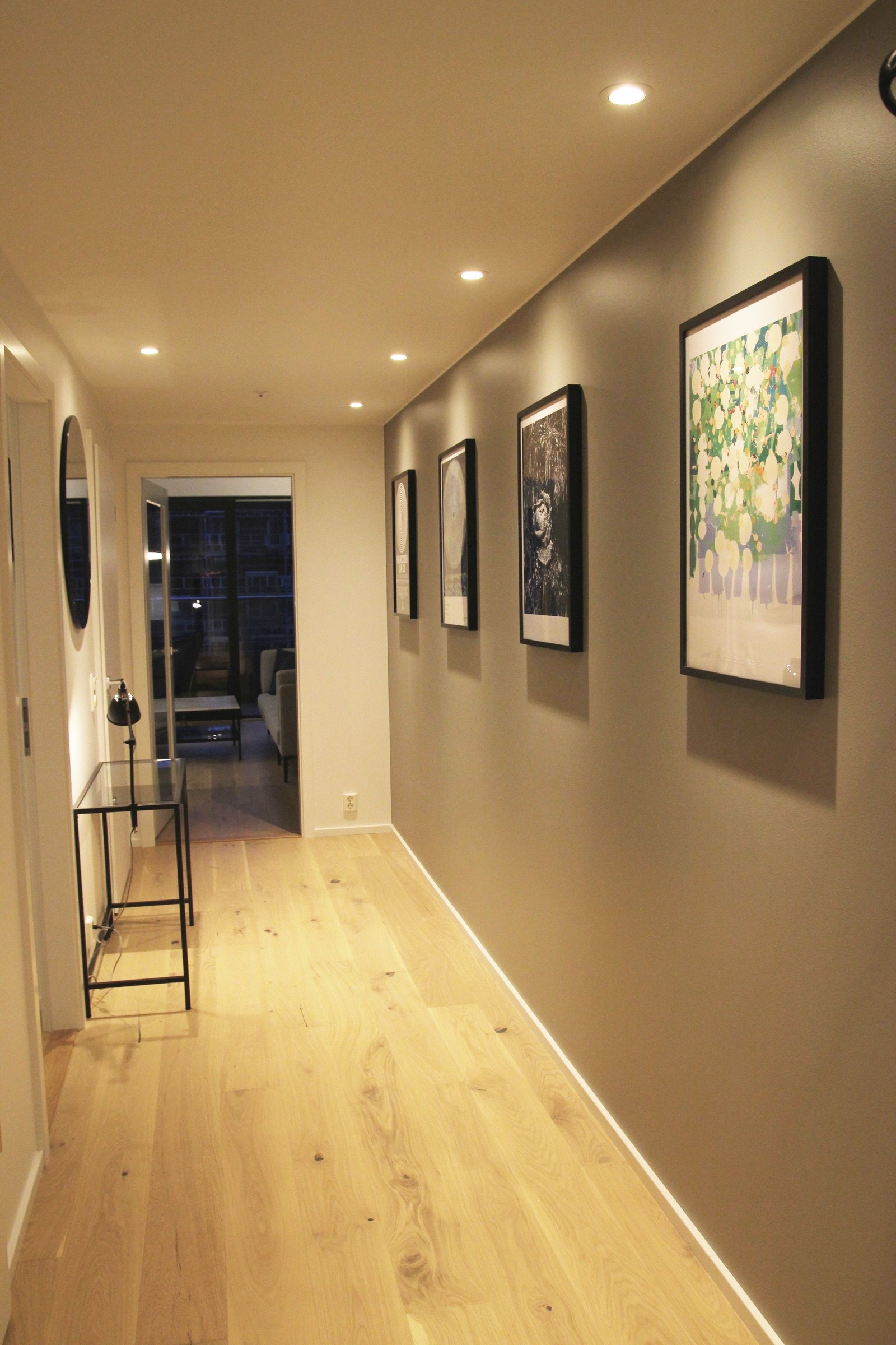 Romslig entré Galleribilde