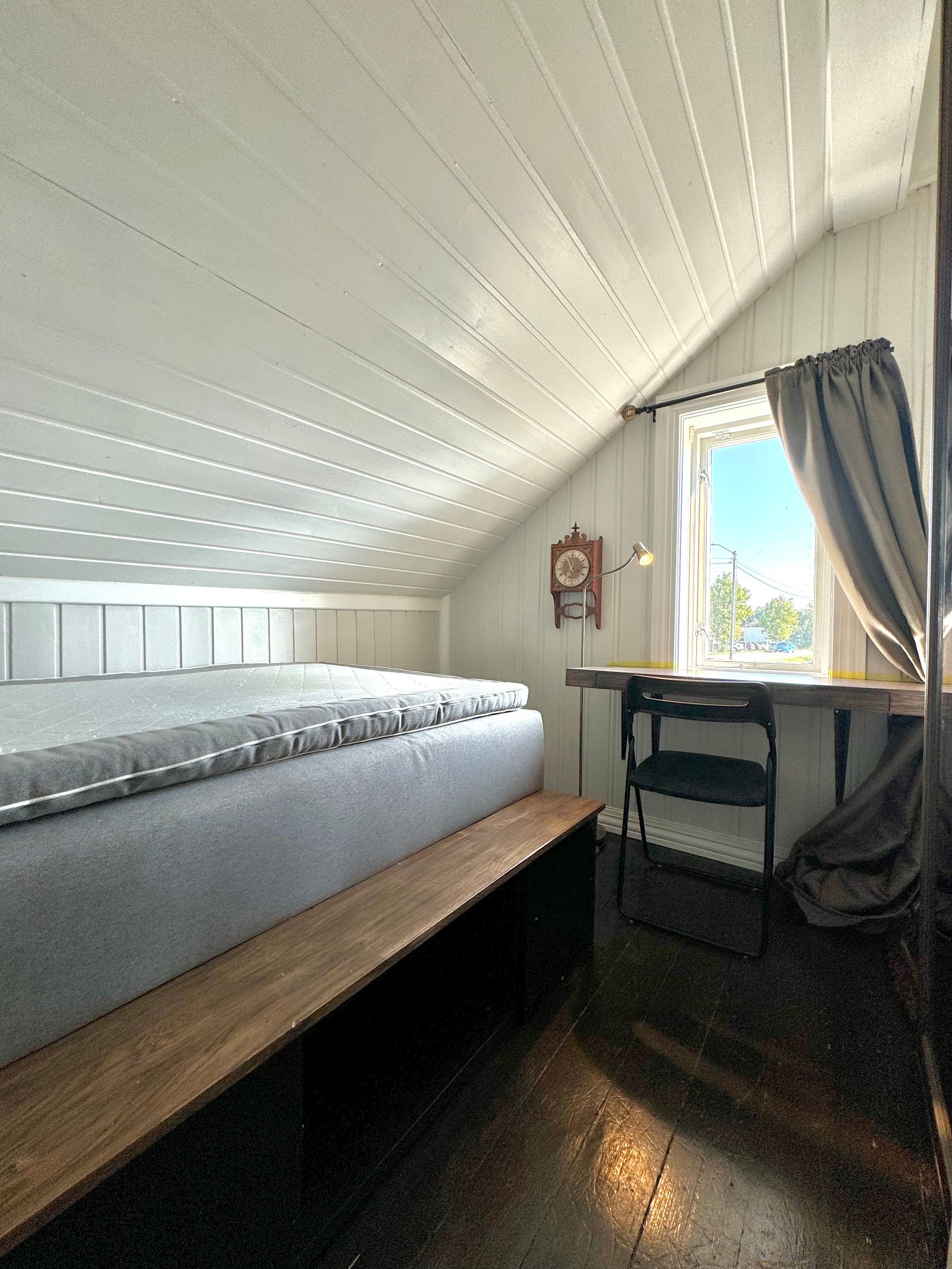 Minste rommet: med veggmontert skrivebord med tre skuffer, speil skyvedørsgarderobe og innbyggingsseng med lagring under. Galleribilde