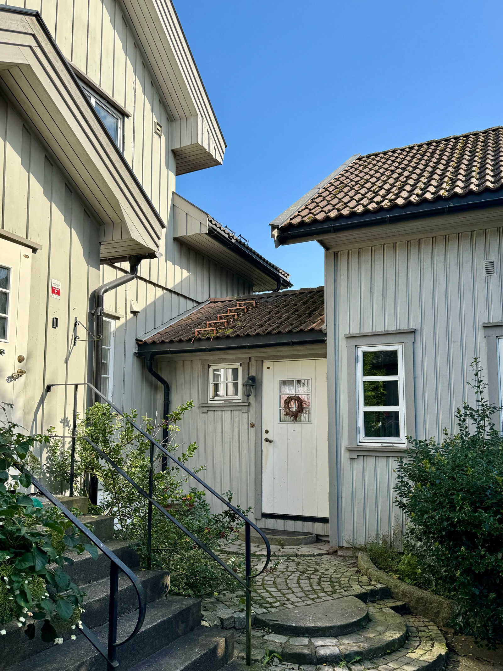 Huset har to inngangspartier, i tilbygget til høyre, og hovedhuset til venstre. De to husene er koblet sammen med en gangpassasje/entre, der det er bad og utgang til en mindre terrasse på andre siden av huset. Galleribilde