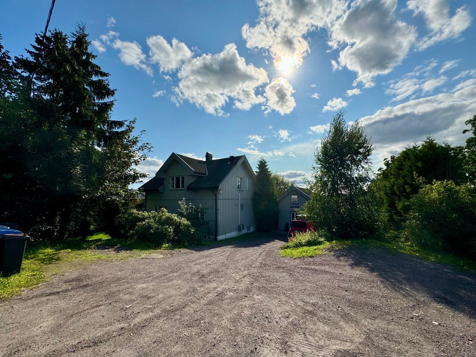 Godt med parkering på tomten, og bare hundre meter til bussholdeplass. Galleribilde