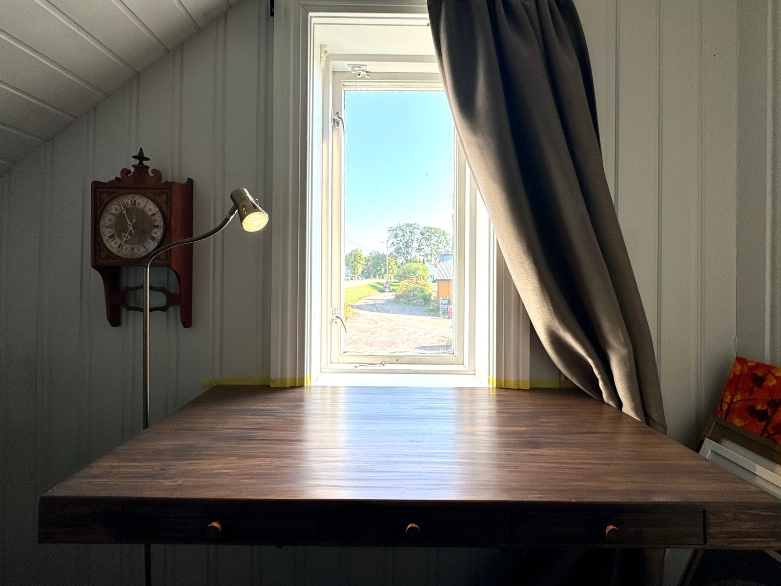 Veggmontert skrivebord. Galleribilde