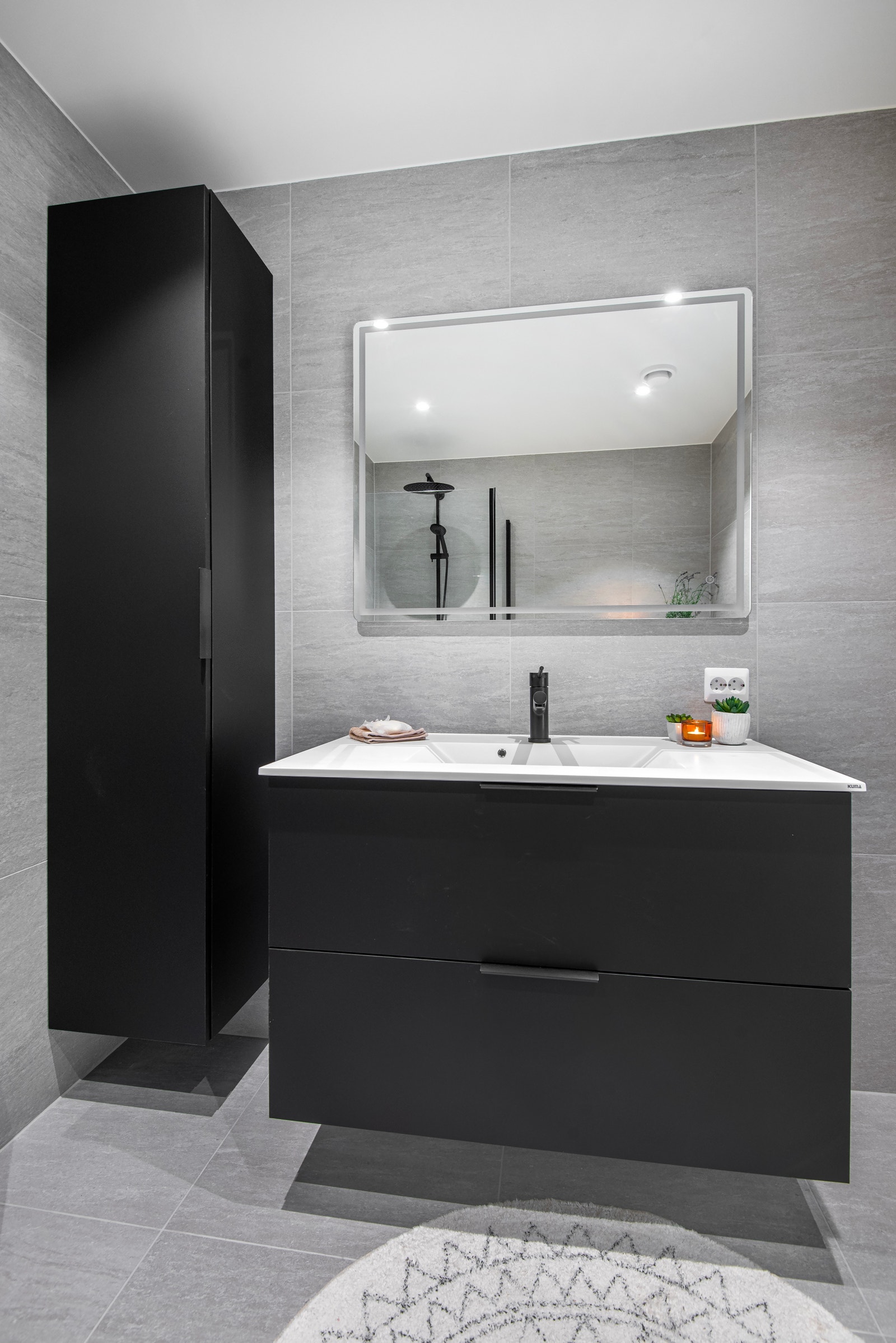 Kjempefin innreiing med skuffefrontar, heildekkande servant , speil m/lys og høgskap gir god oppbevaringsplass. Galleribilde