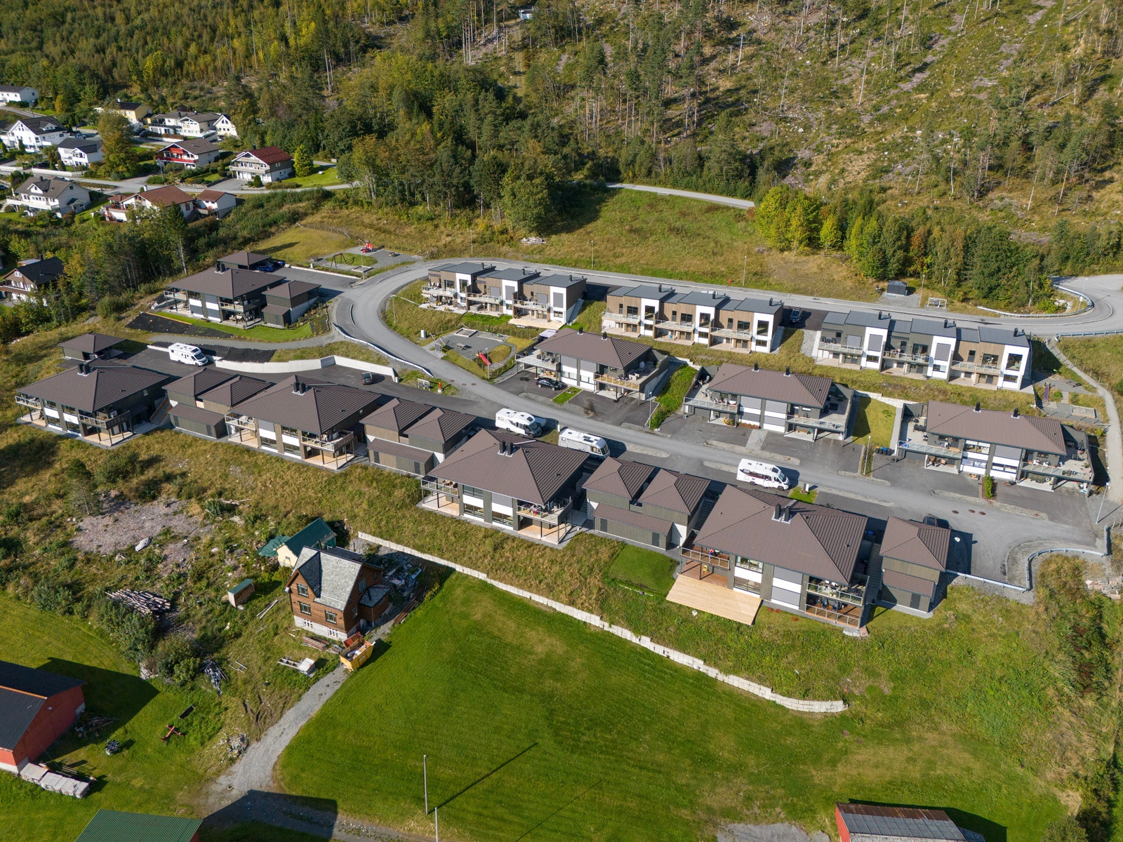 Dronebilde tatt i september -24 som viser bustadfeltet. Utruleg kor perspektiv og verkelegheit stemmer overeins. Galleribilde