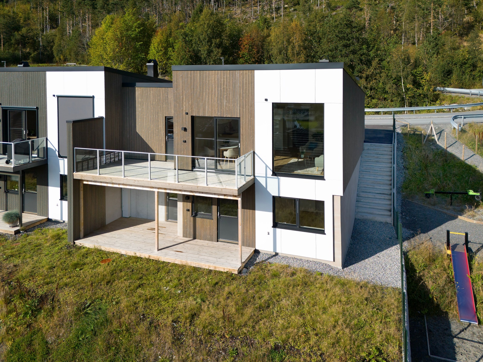 Velkommen til Nishusbakken! Ein tiltalande bustad med gode solforhold og flott utsikt. Alle bilder under er frå tilsvarande bustader som no er selt. Galleribilde