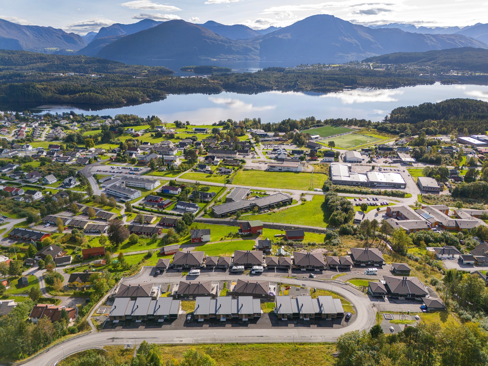 Einebustadane i rekke ligg heilt øvst i feltet, og har panoramautsikt mot fjord og fjell. Galleribilde