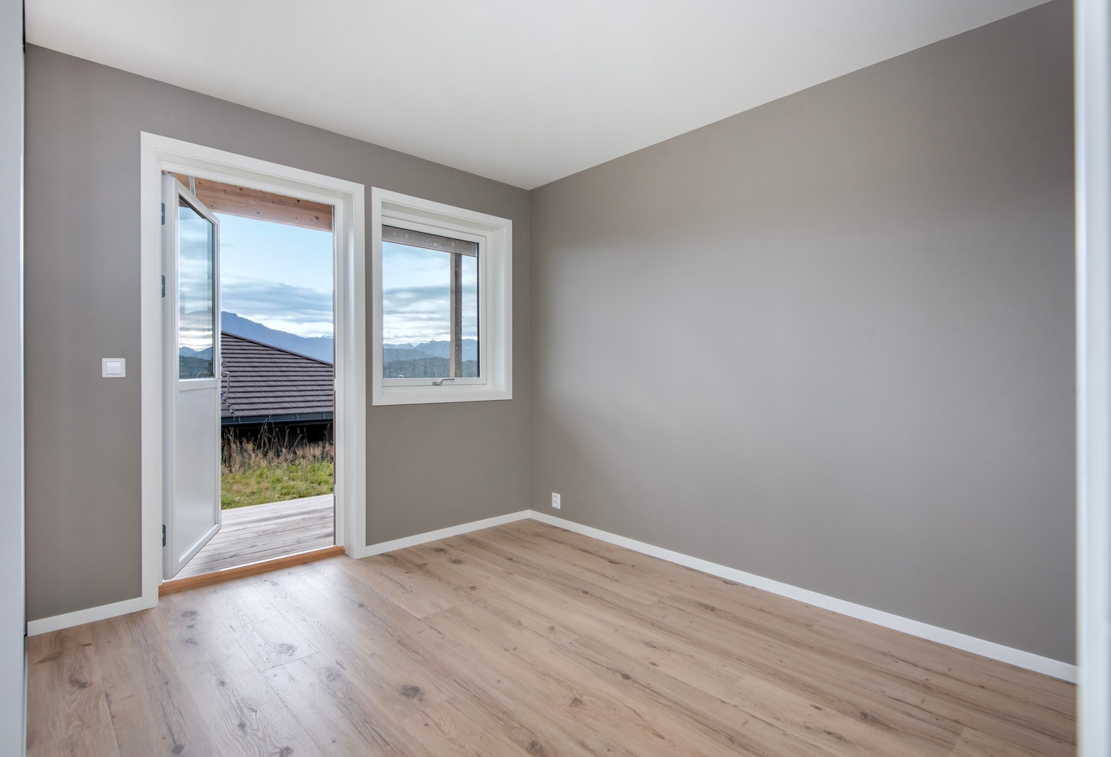 I underetasjen finn vi to soverom, bad, vaskerom, innvendig bod og utvendig bod. Galleribilde