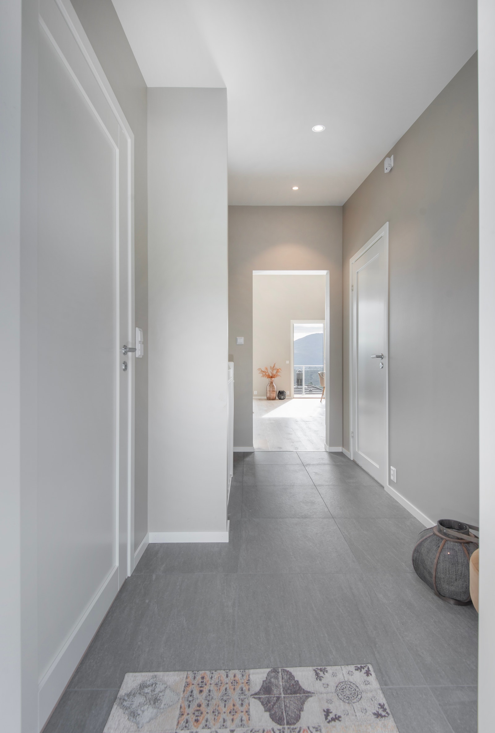 Hall med varmekabel og flis på golv. Trapp til u.etg. Galleribilde