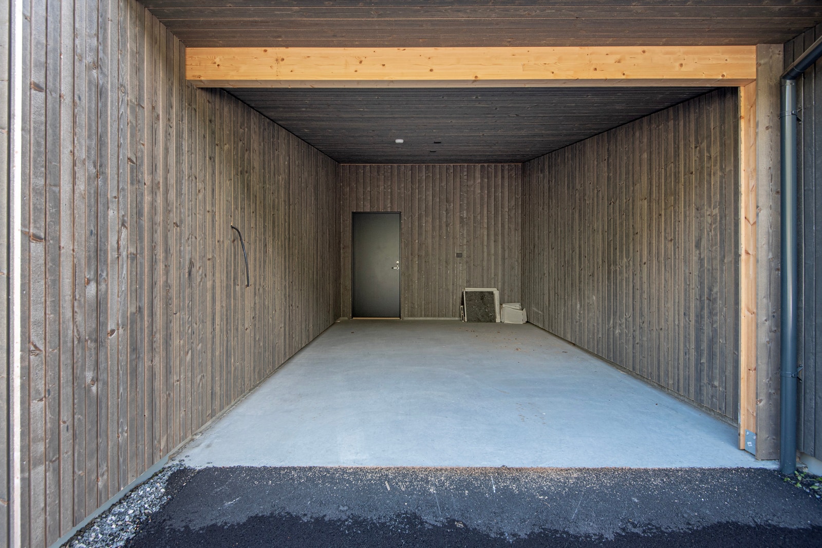 Carport med sportbod i bakkant. God breidde på carporten (3,6m). Mot avtalt tillegg kan det monterast garasjeport. Galleribilde