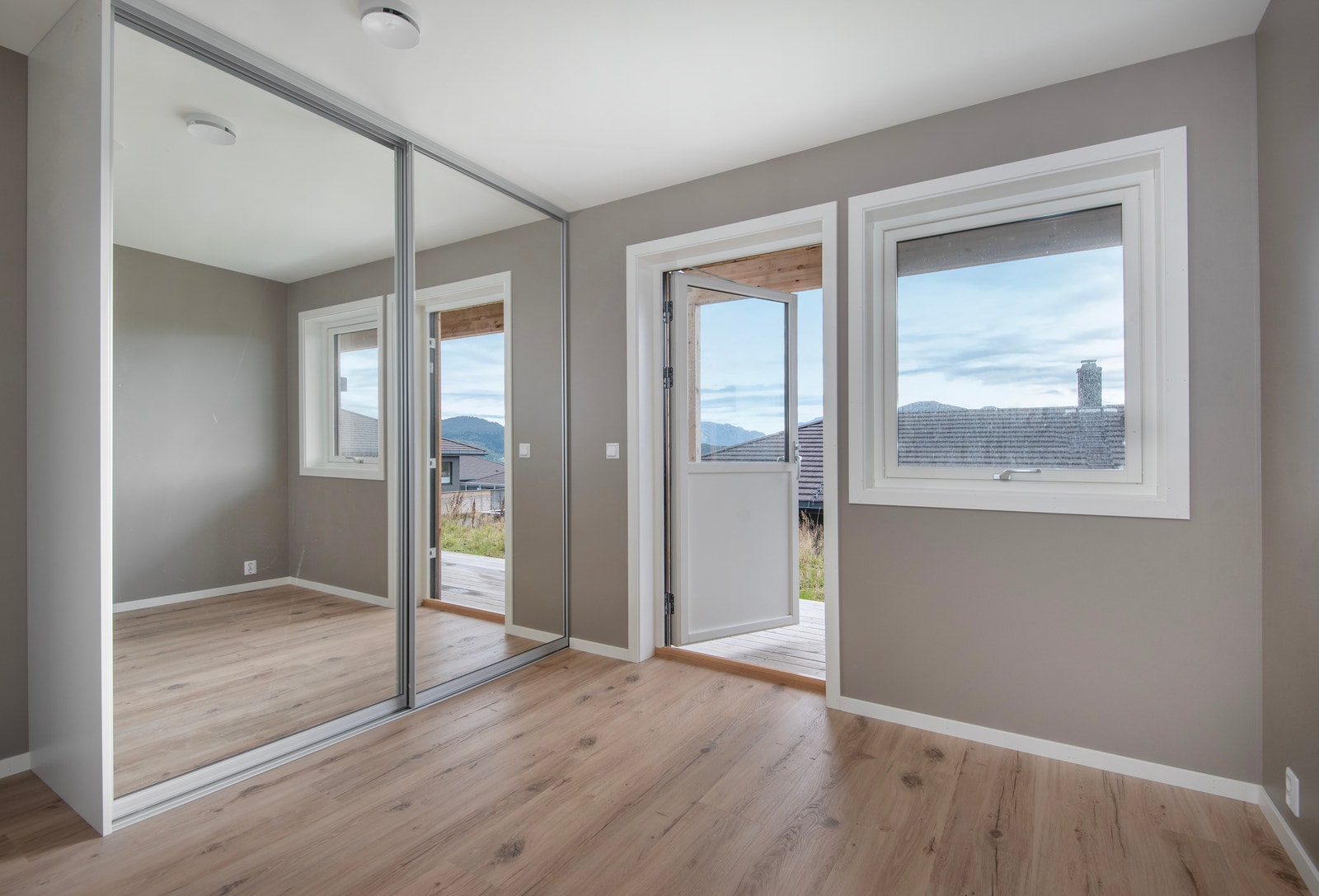 Det største soverommet har utgang til markterrasse, og har skyvedørsgarderobe med dører i speil. Galleribilde