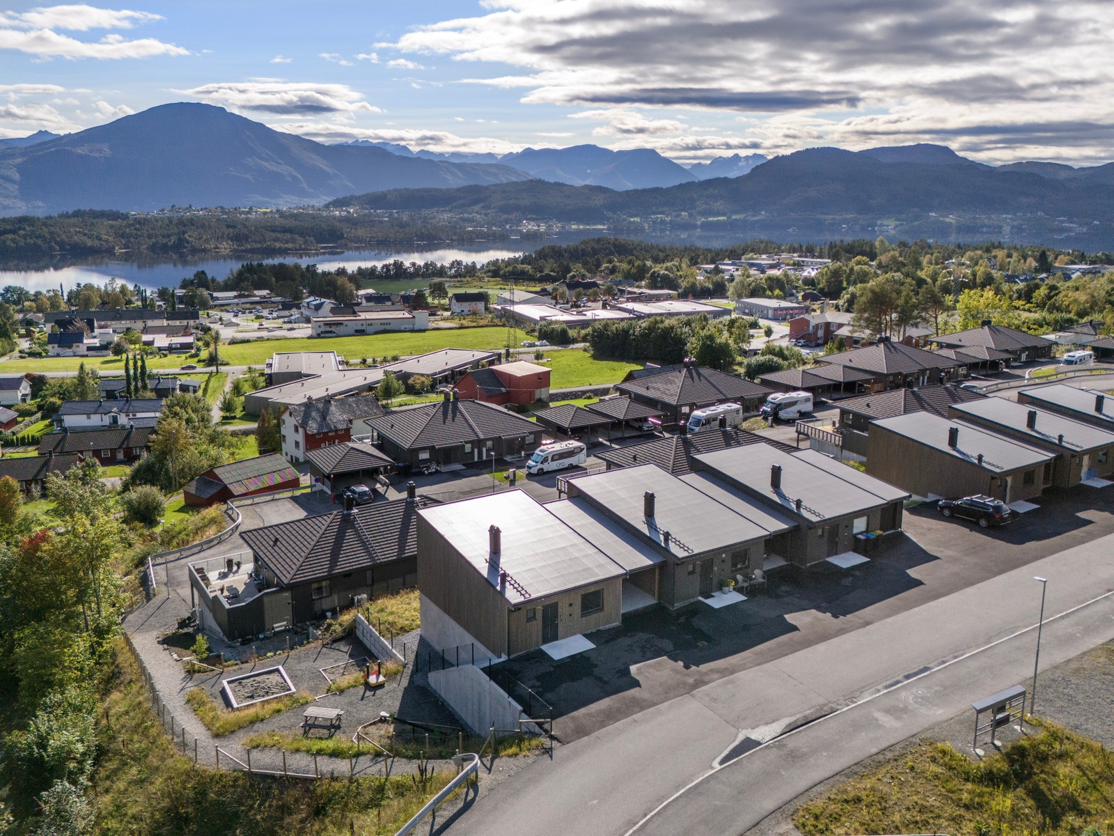 Inngangsparti og innkøyring til carport på nordsida i same nivå som hovudetasjen. Godt med parkeringsareal på gardsplass rett ved ytterdøra. Galleribilde