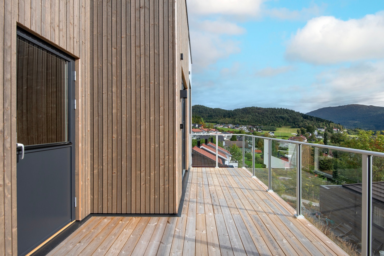 Gode uteareal både på balkong og på markterrasse. Kjempefin utsikt også mot aust. Galleribilde