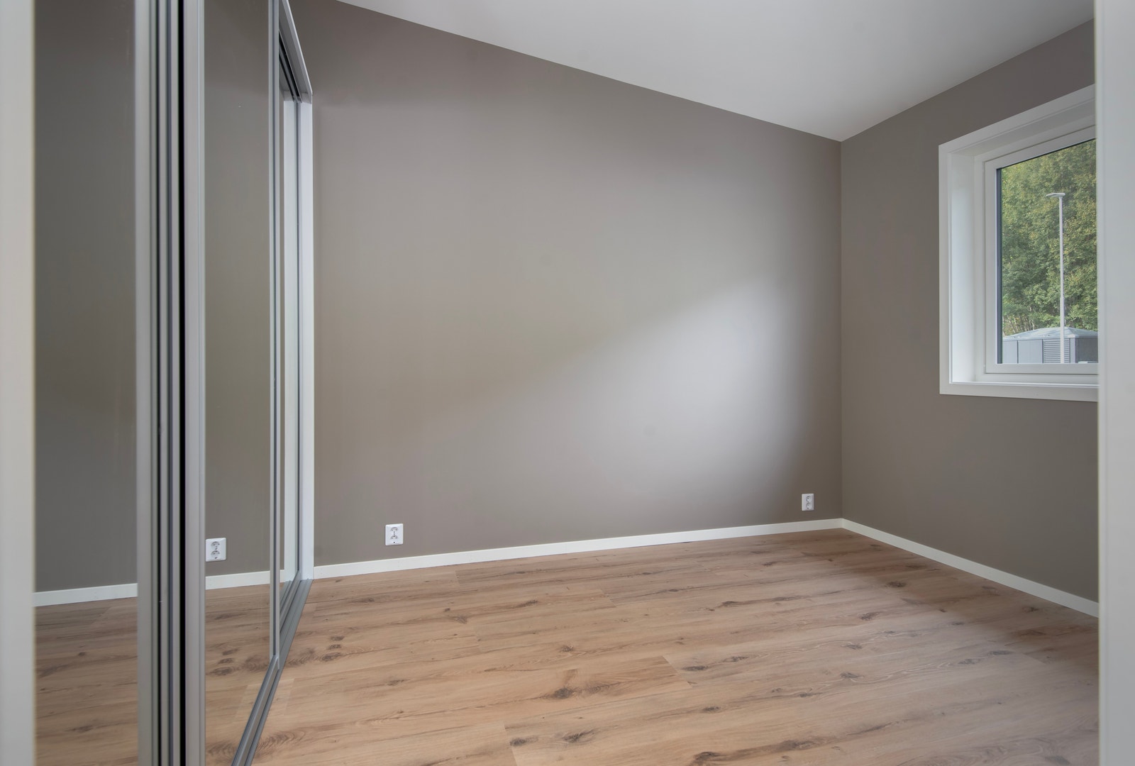 Stort soverom med skyvedørsgarderobe og plass til dobbeltseng både i 1. etg. og u.etg. Bilete frå soverom i 1. etg. Galleribilde