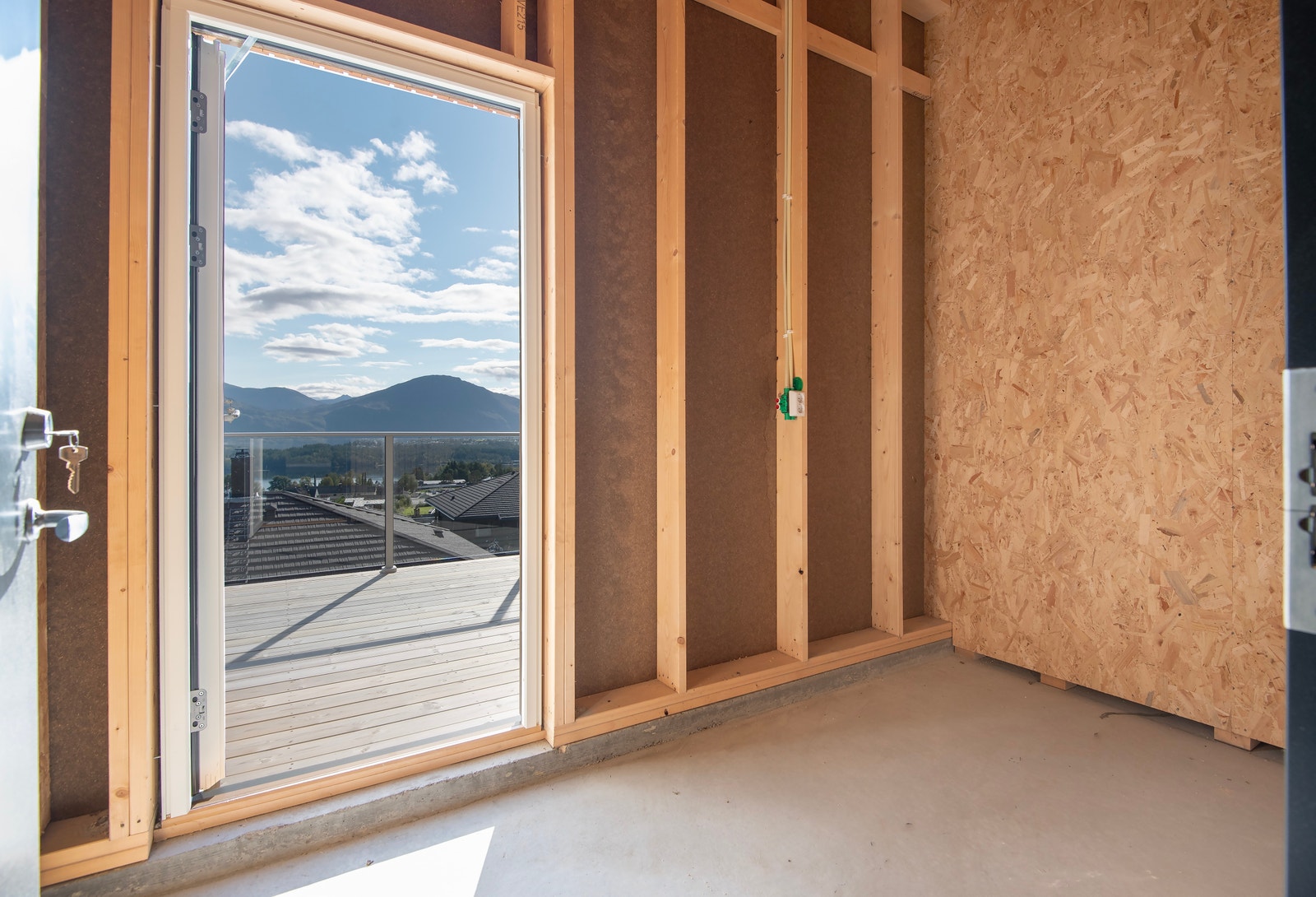 I bakkant av carport er her ei sportsbod på 5,6m². Praktisk gjennomgang frå carport/bod til balkong. Galleribilde