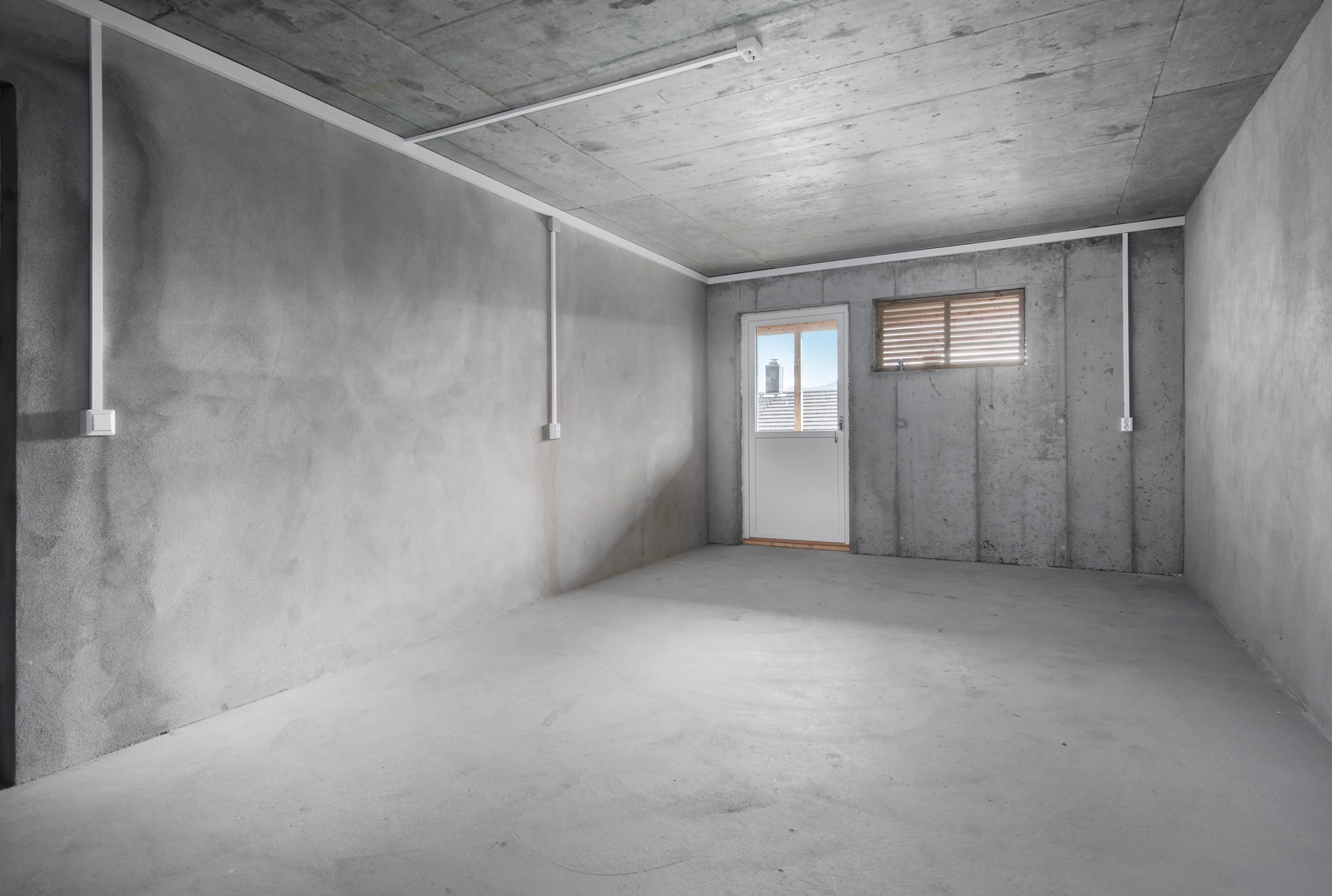 Under carport er her ei stor uisolert bod med god plass til sportsutstyr, hageredskap og vinterlagring av hagemøblar. Galleribilde