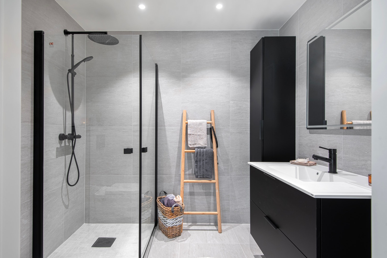 Bad med flis og varmekablar i golv. Dusjhjørne med dusjveggar og takdusj, veggmontert WC og fin innreiing. LED-spottar i himling. Galleribilde