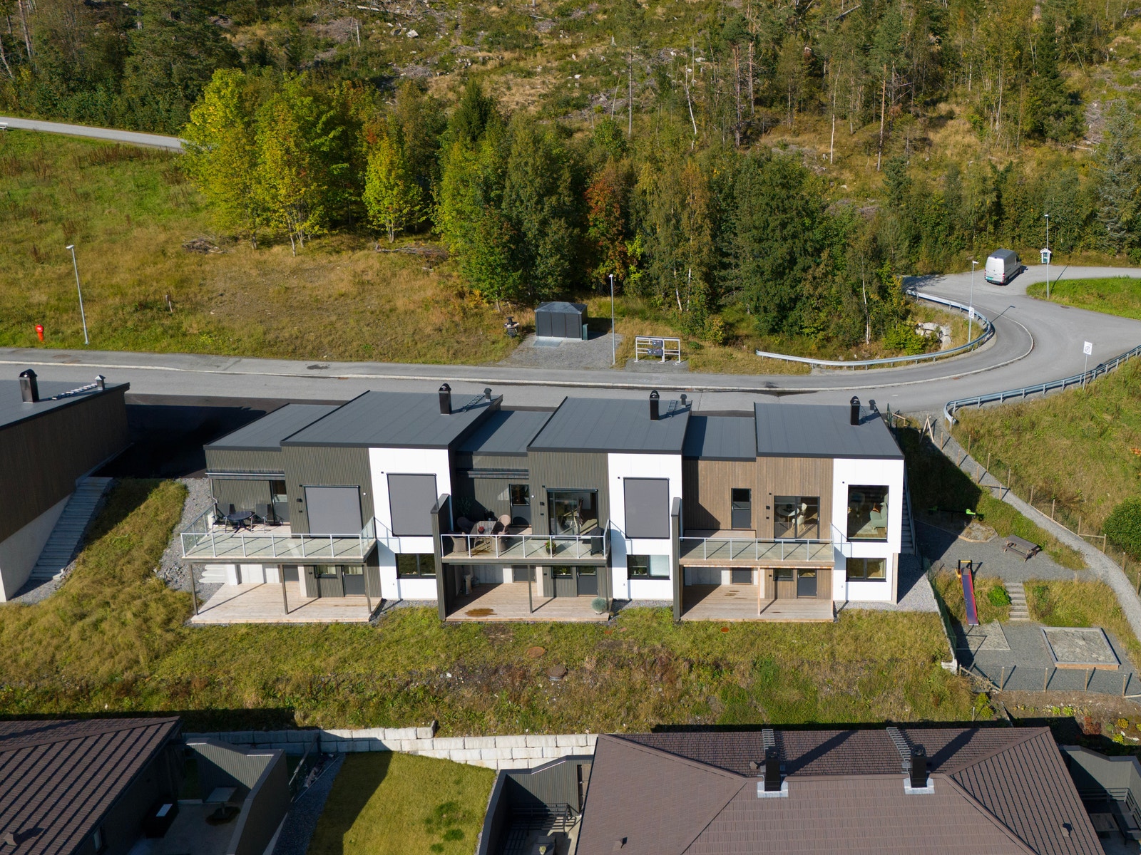 Bustadene har funkisstil med reine linjer, og har eit moderne uttrykk både i fasade og interiør Galleribilde