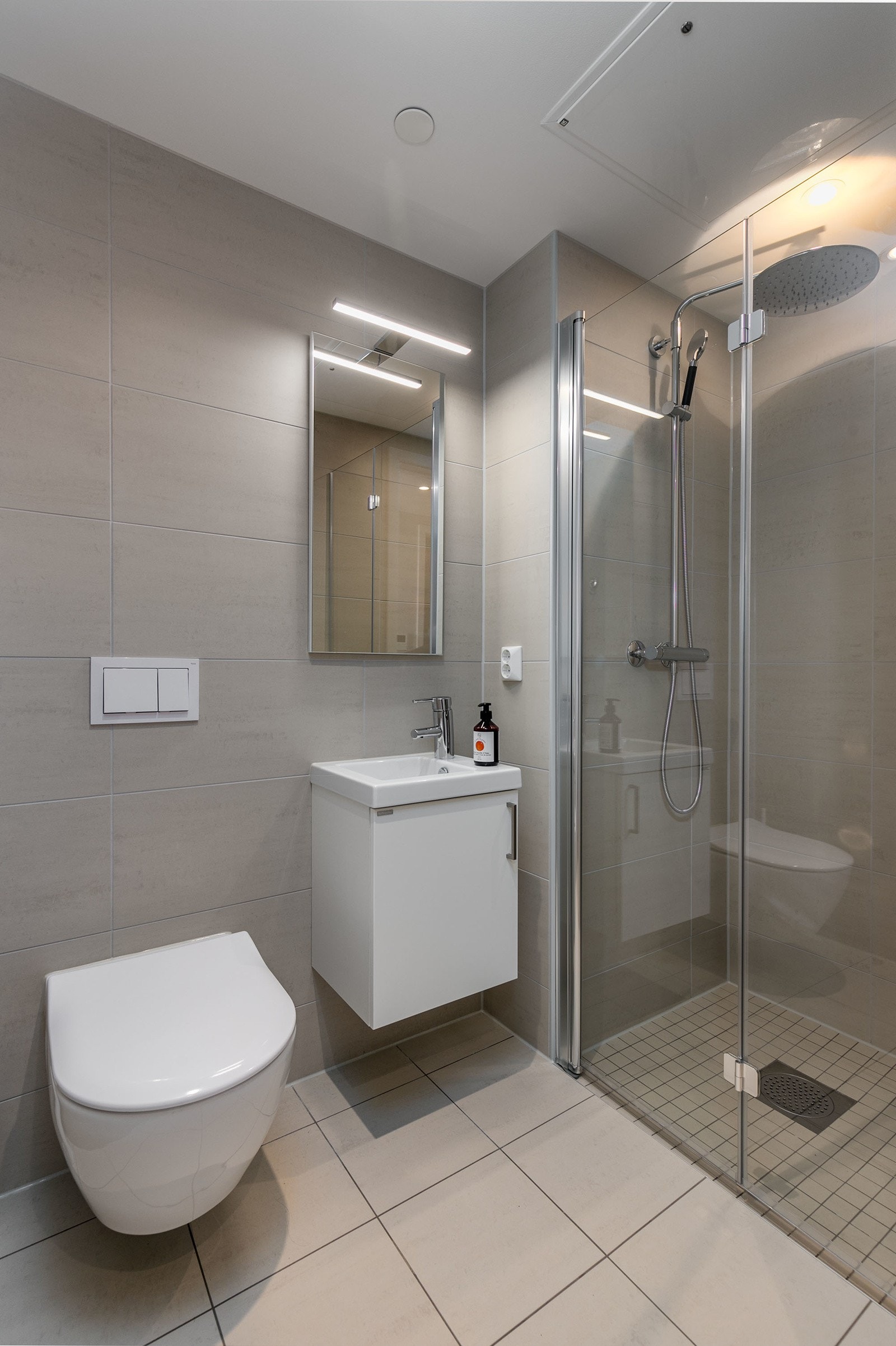 Bad 2 - god dusjniske med regnfallsdusj Galleribilde