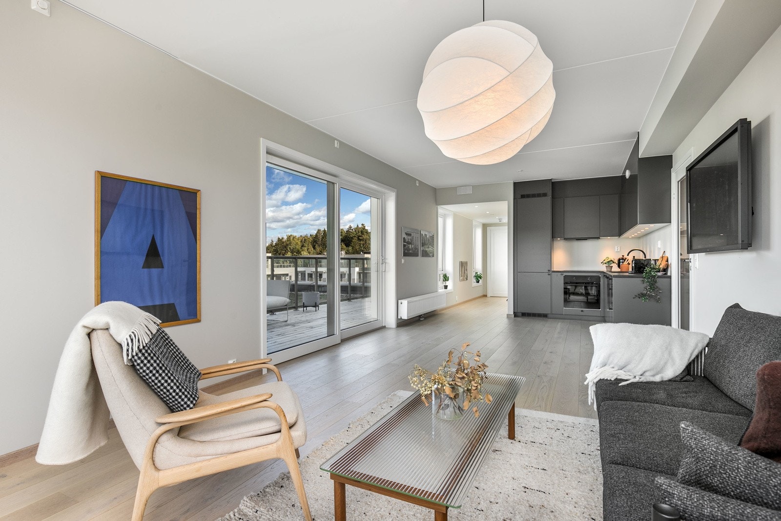 Romslig og lys stue, utgang til takterrasse via stor skyvedør Galleribilde