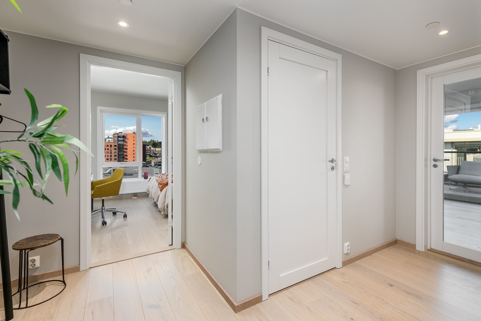 Entre med soverom til venstre og fin adkomst til bad 2 Galleribilde