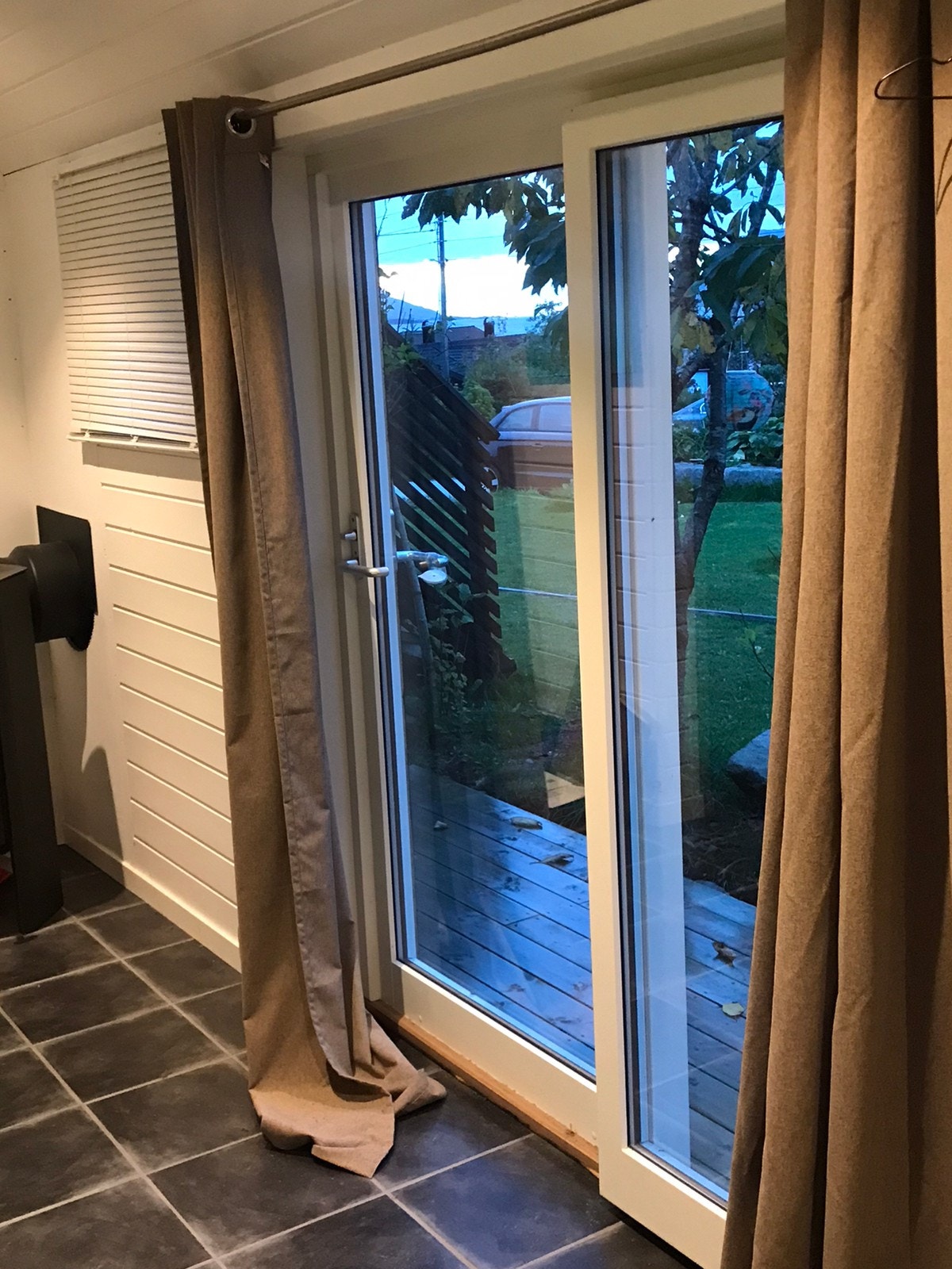 Vinterhage med vedovn Galleribilde