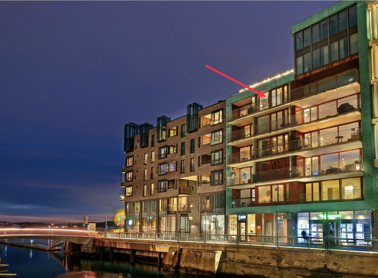 The flat is located on the top floor, overlooking the quiet canal. Galleribilde