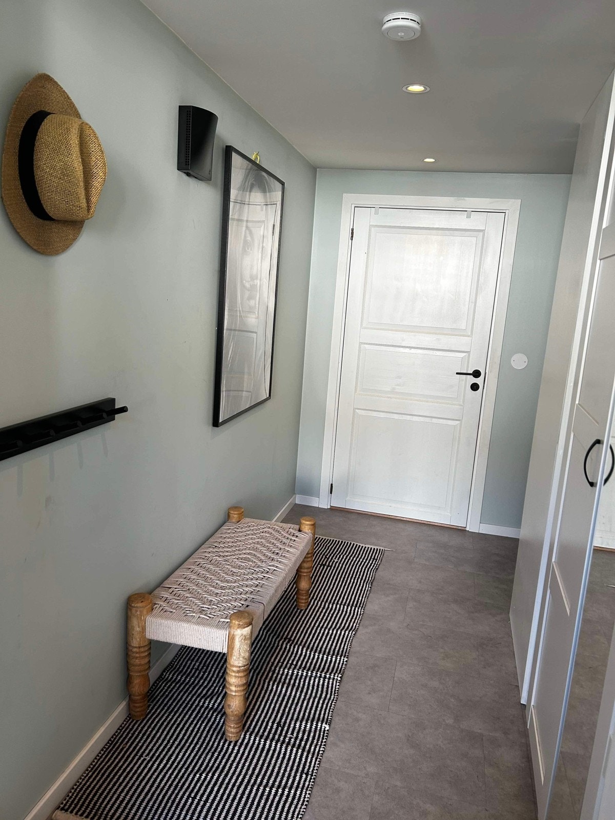 Gang med bod og garderobe. Galleribilde