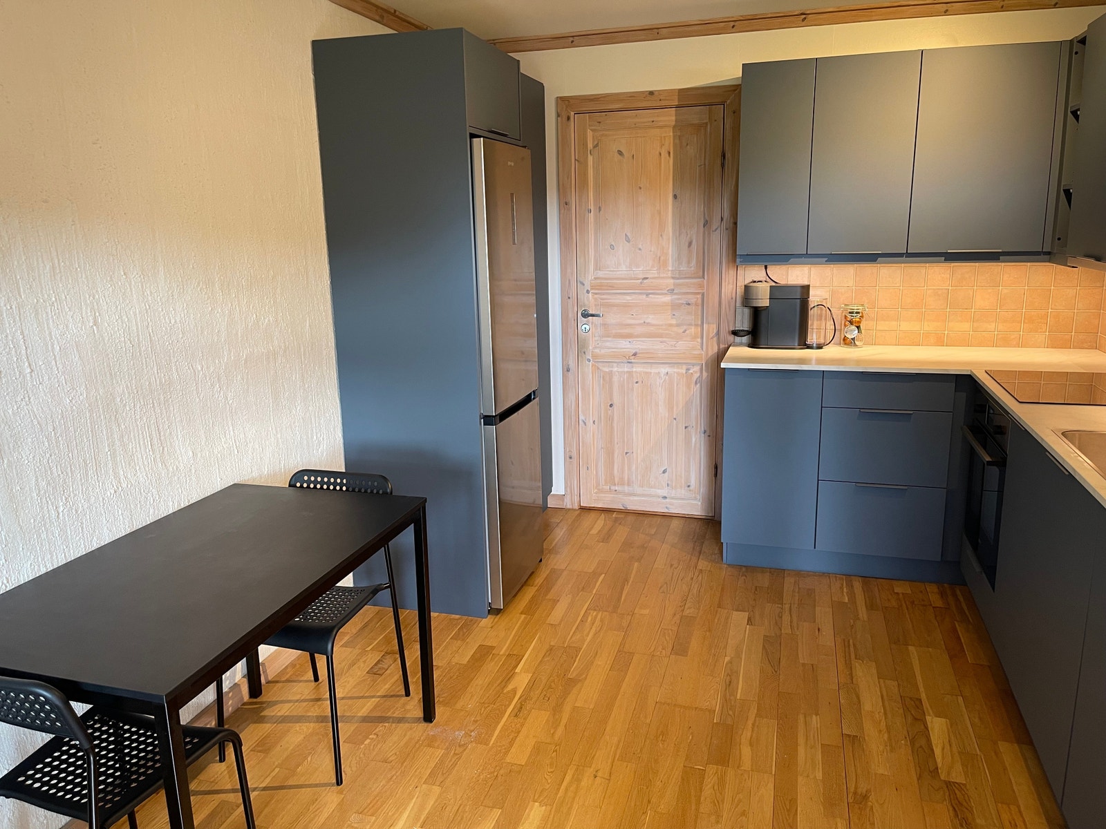 Spisebord, kjøl og frys Galleribilde