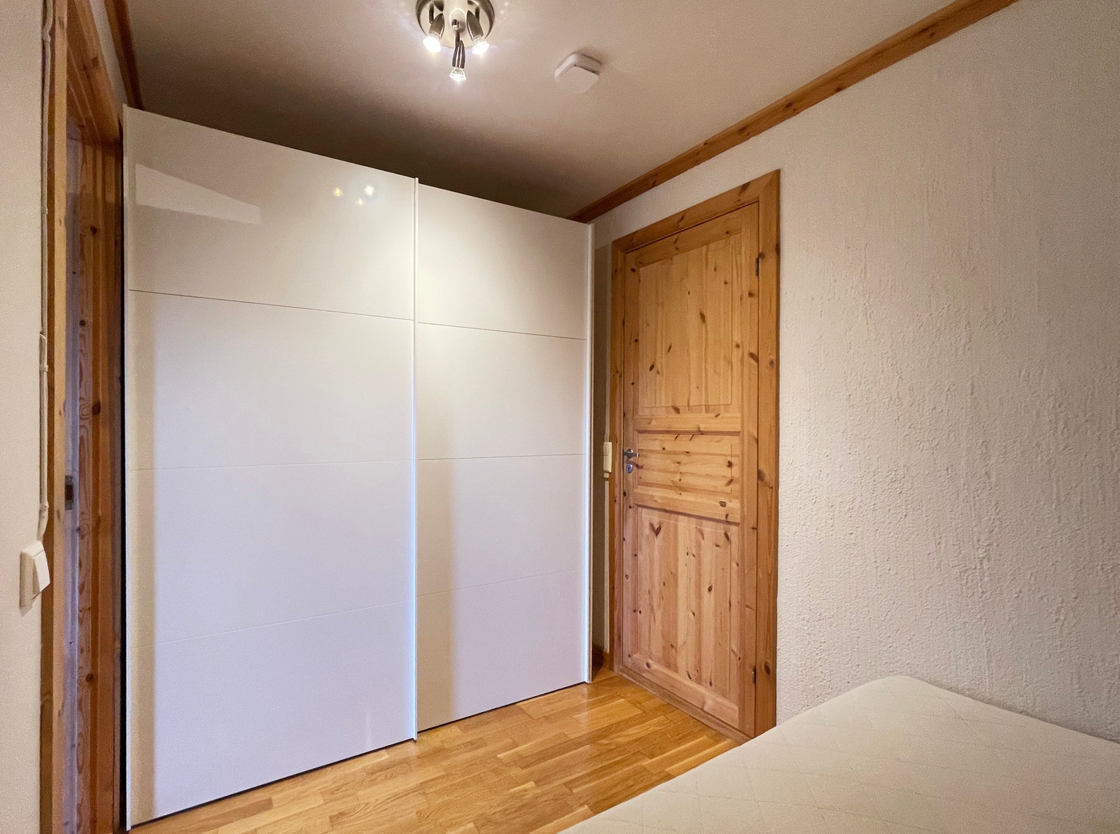 Soverommet har stor skyvedørsgarderobe m/hyller og skuffer Galleribilde