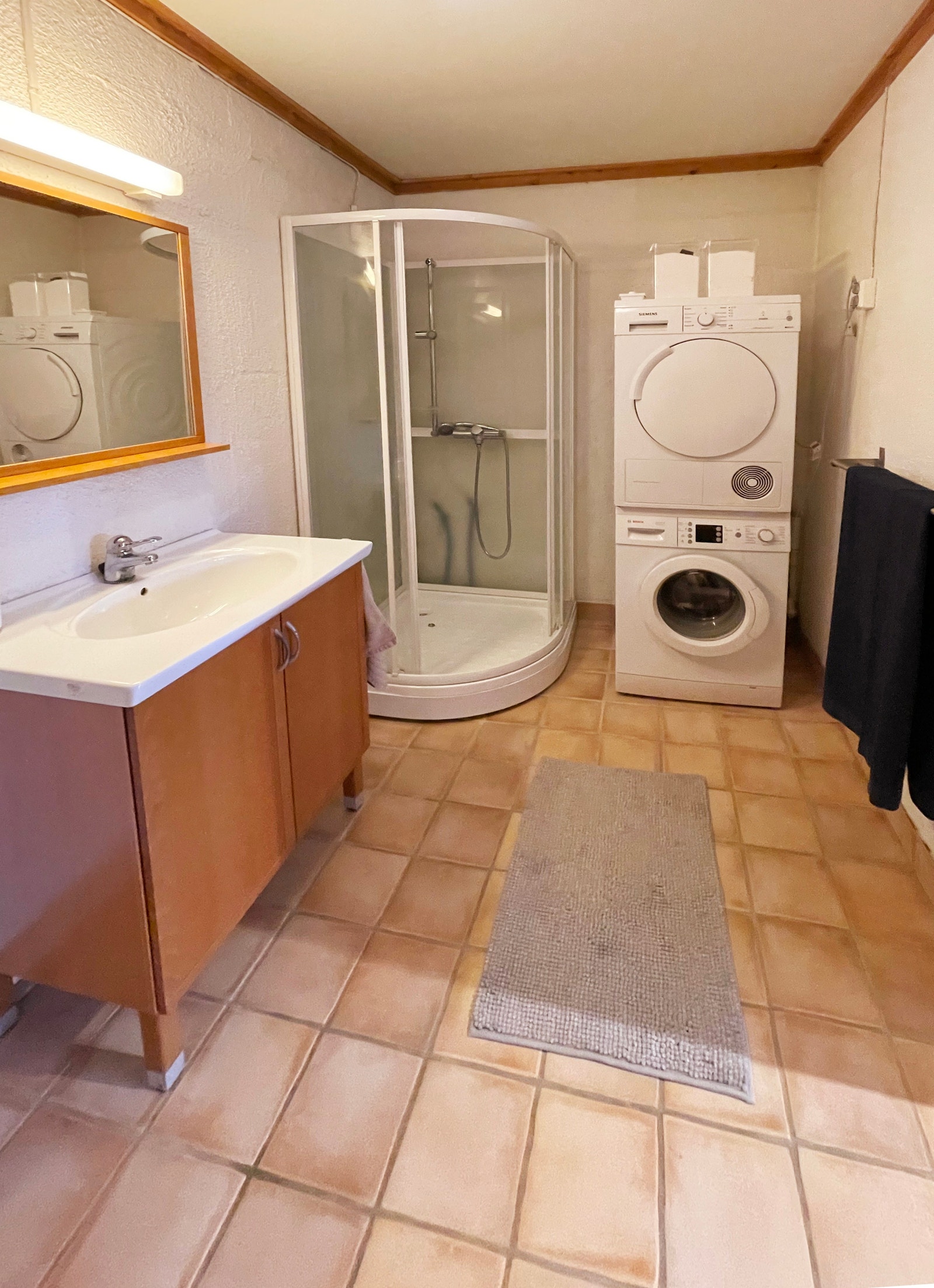 Bad med dushjørne, vaskemaskin og tørketrommel Galleribilde