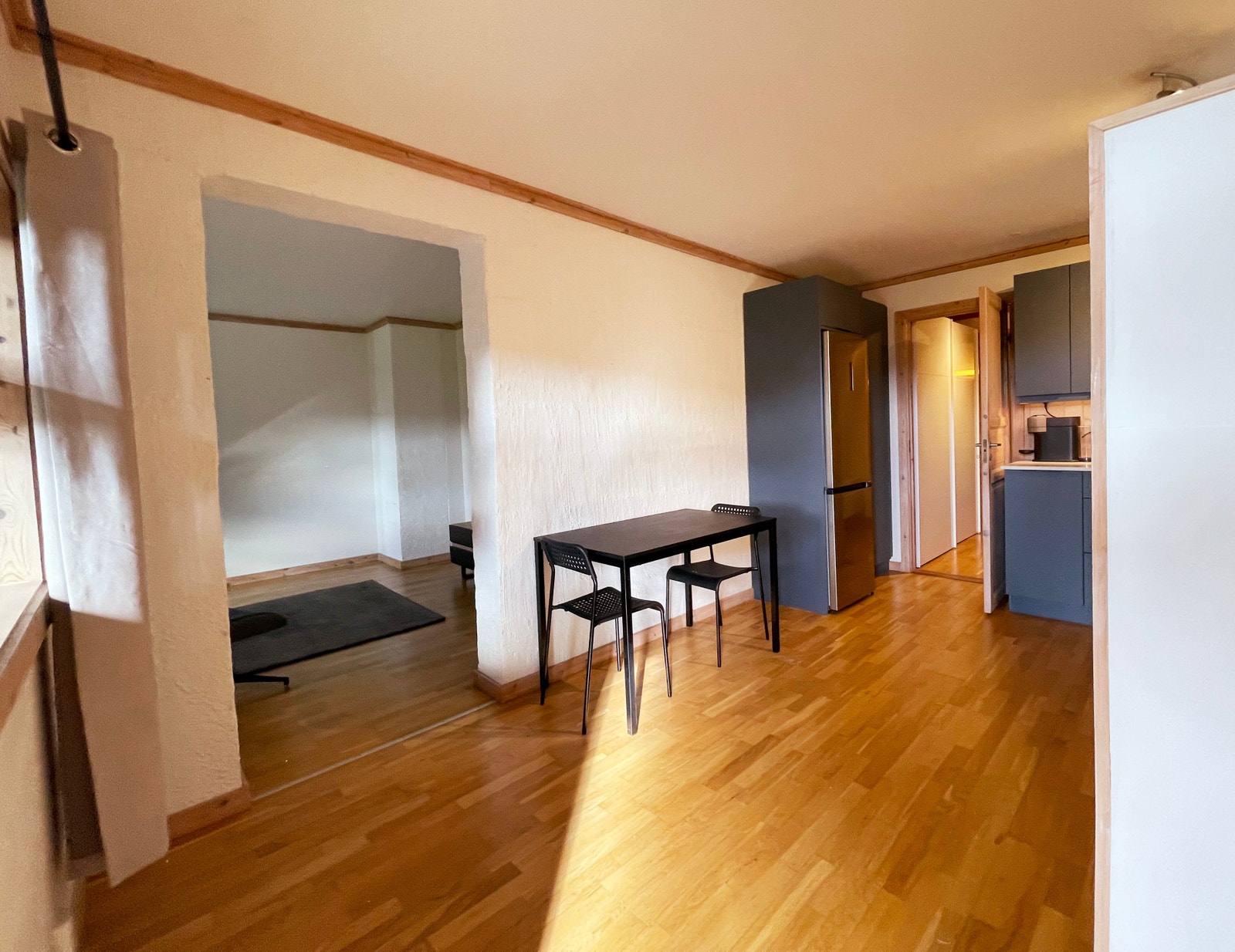 Spisebordet har om nødvendig, 4 stoler Galleribilde