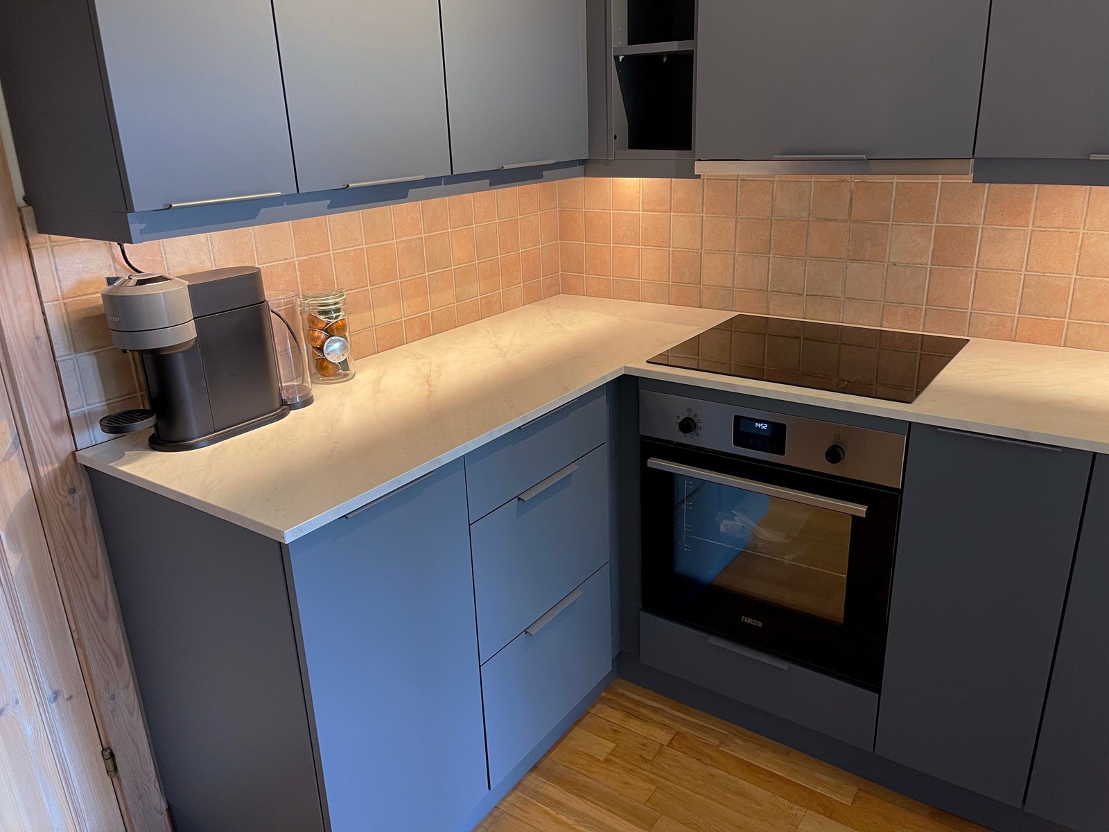 Ny koketopp og stekovn. Nesspresso kaffemaskin Galleribilde